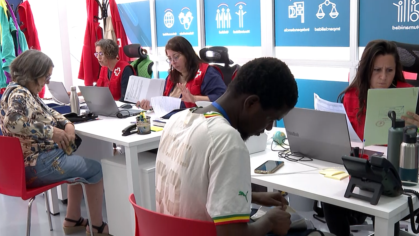 Los voluntarios atienden a vecinos damnificados en la renovada sede de Paiporta