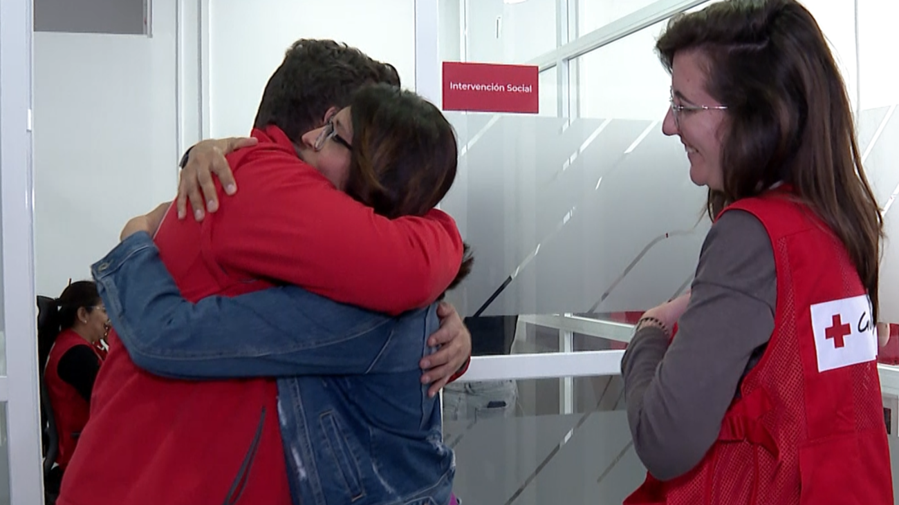 Lourdes se abraza a un voluntario de Cruz Roja