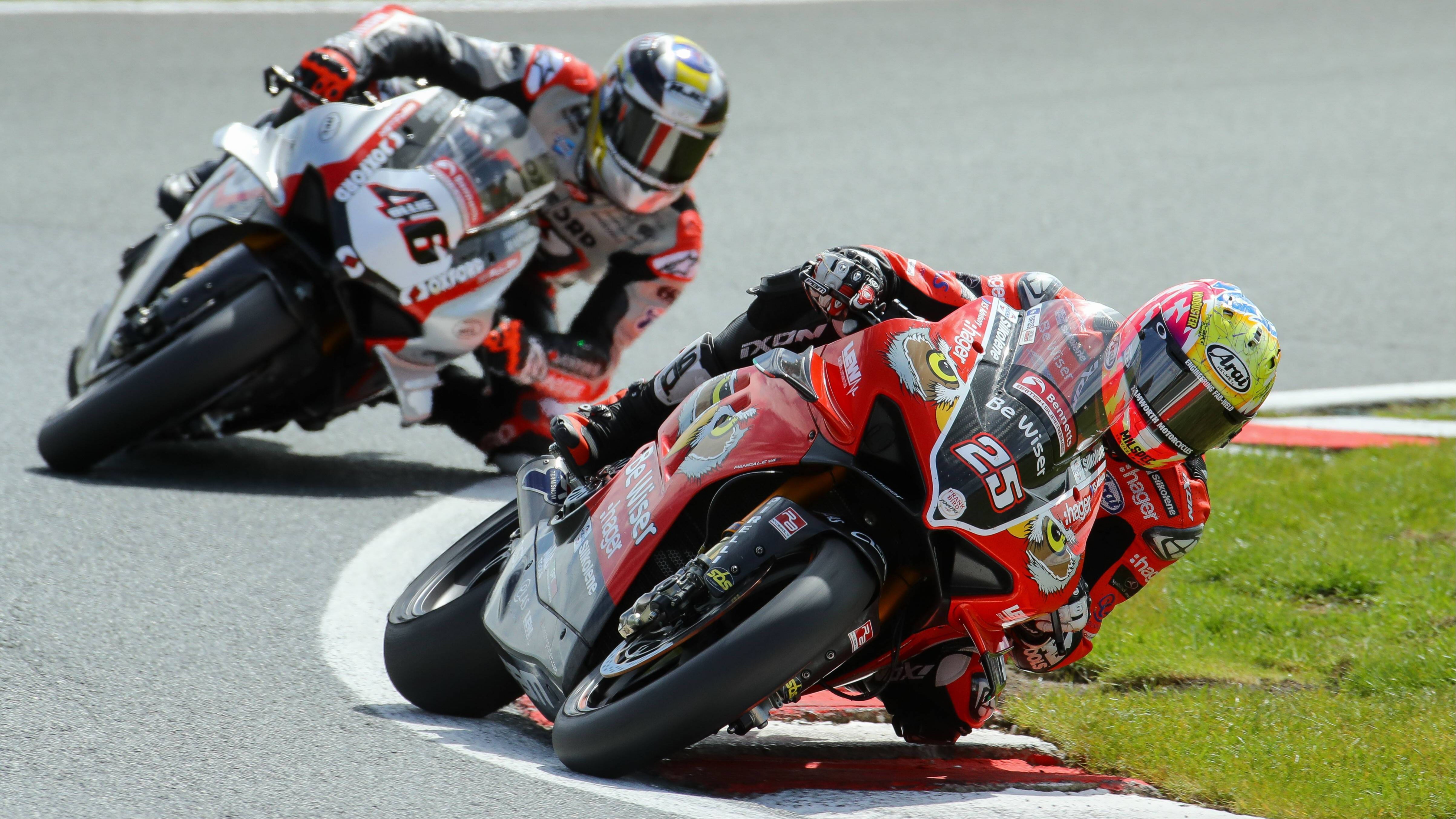 Mueren los pilotos Owen Jenner y Shane Richardson, del Campeonato Británico de Superbikes, tras un gravísimo accidente en cadena