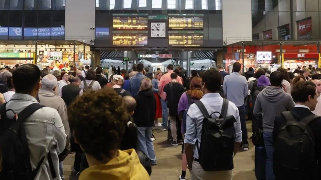 Los trenes vuelven a dar servicio, aunque con retrasos e incidencias en Barcelona y Sevilla