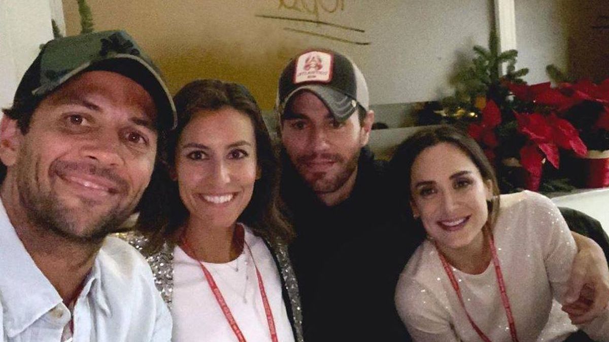 Enrique Iglesias junto a sus hermanas y su cuñado