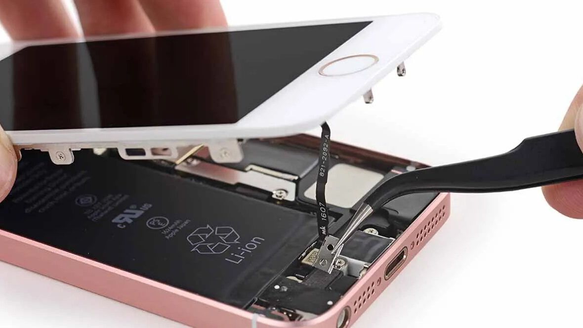 Un teléfono reacondicionado en proceso de reparación