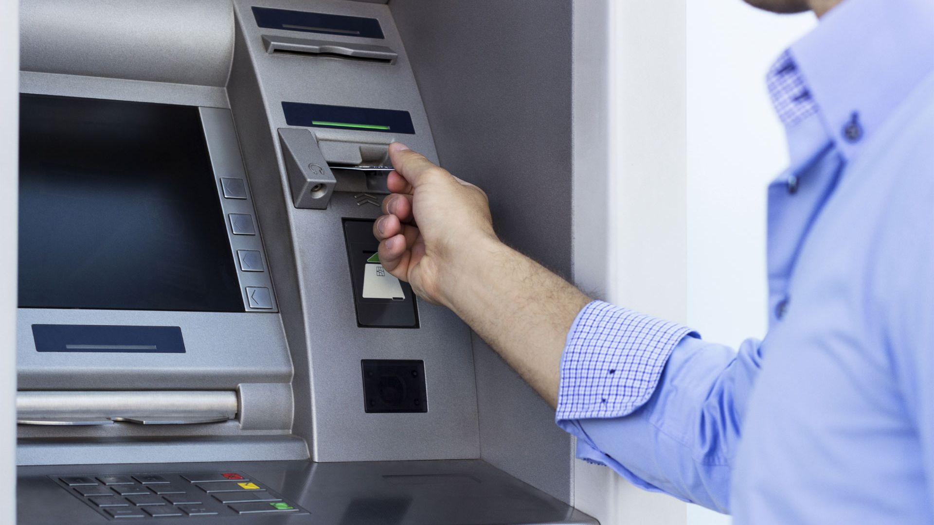 Un usuario de un cajero automático Un usuario de un cajero automático