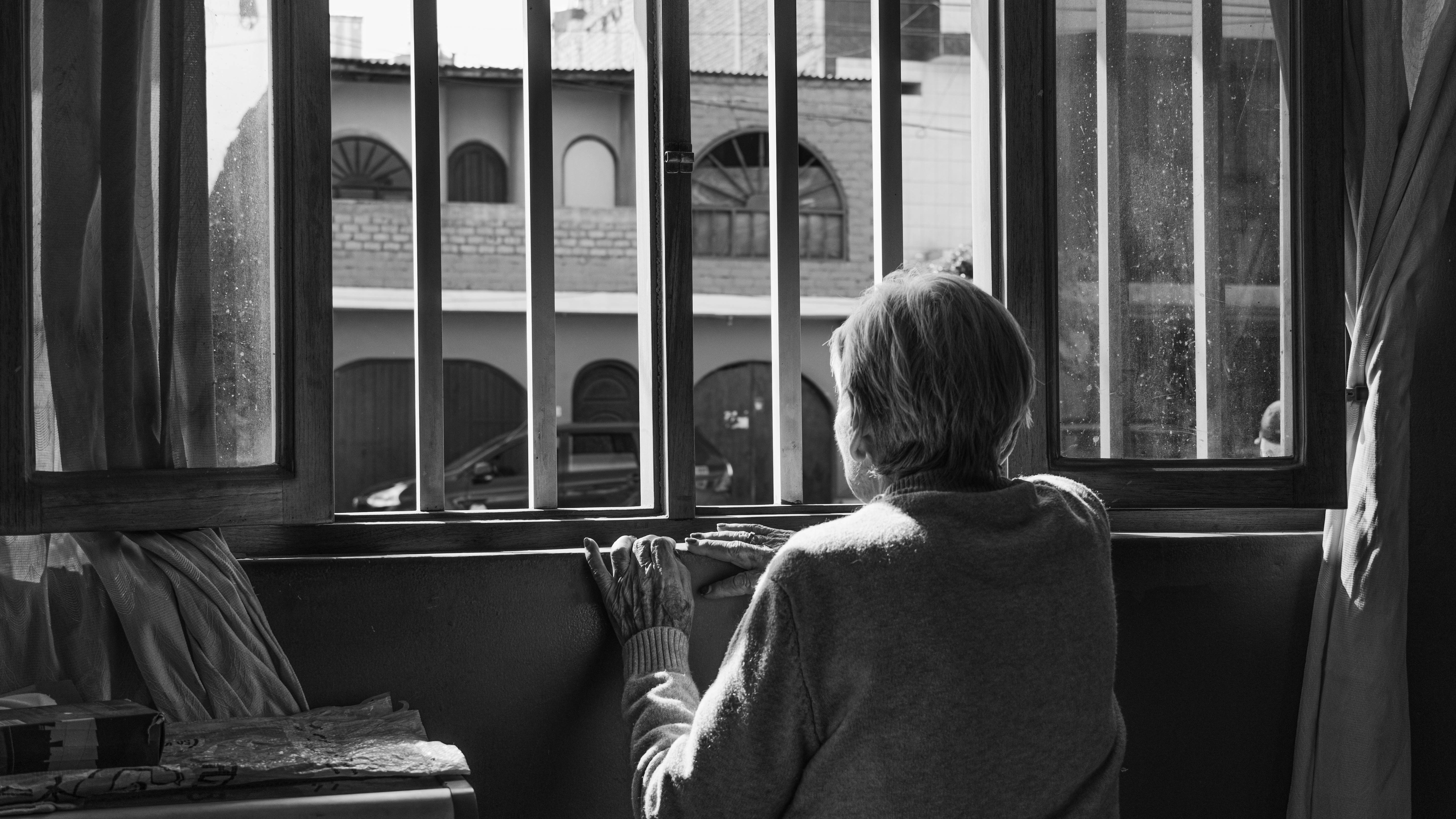 Una anciana sola en su casa