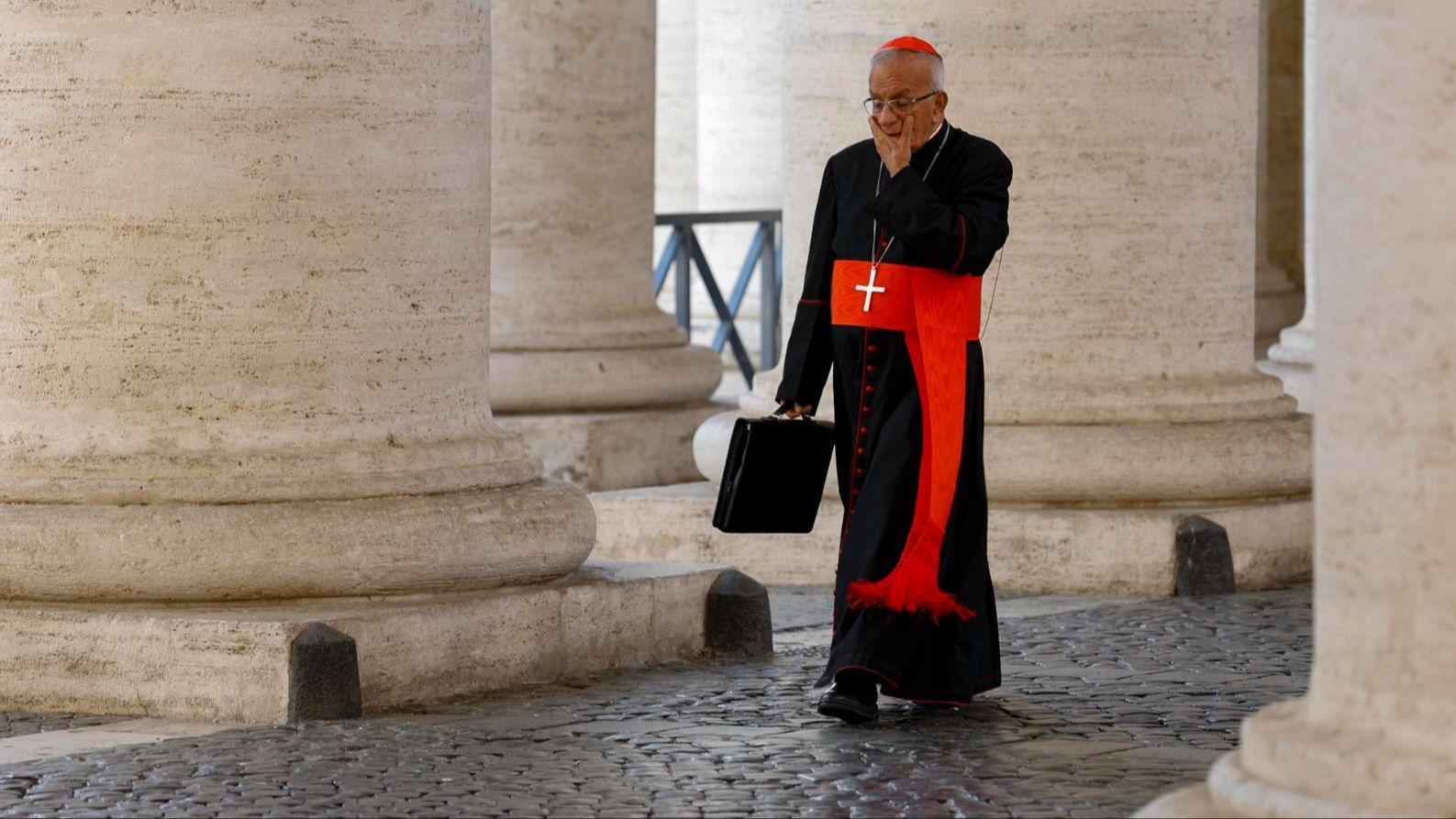 Uno de los cardenales llegando a Santa Marta