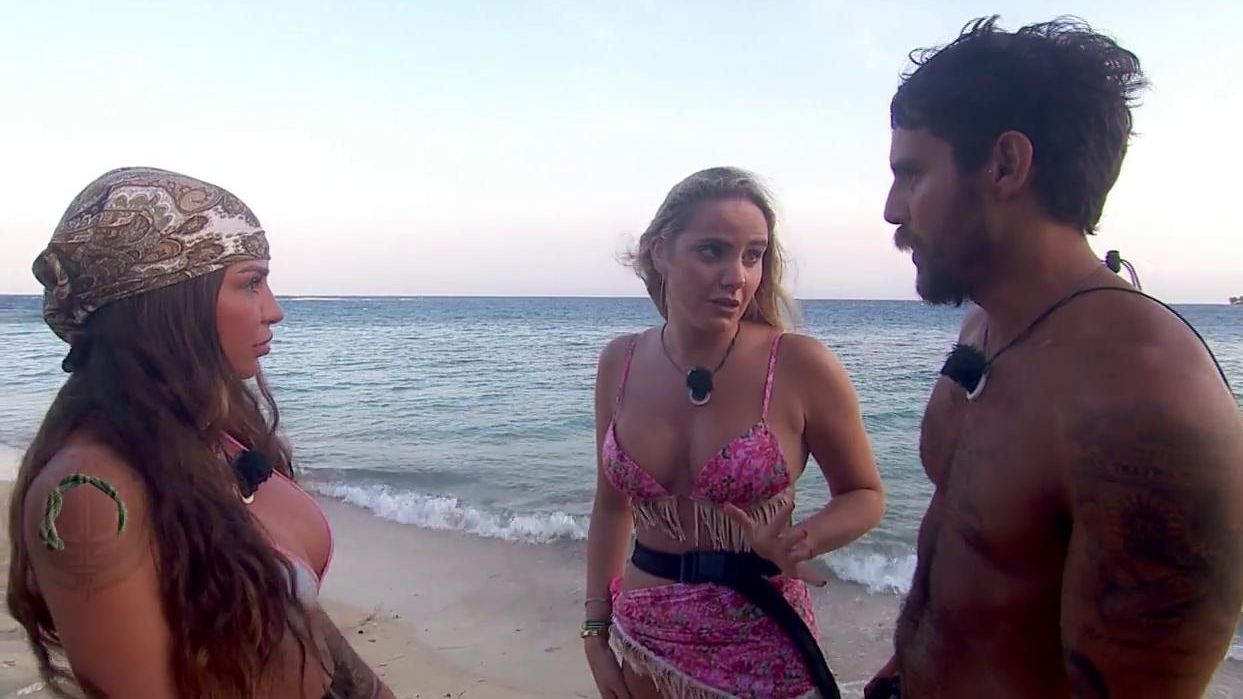 Gloria, hermana de Manuel, aparece en medio de su reencuentro con Gabriella