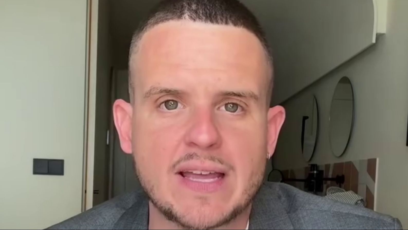 Arkano se confecciona un traje para la Feria y le llueven las críticas