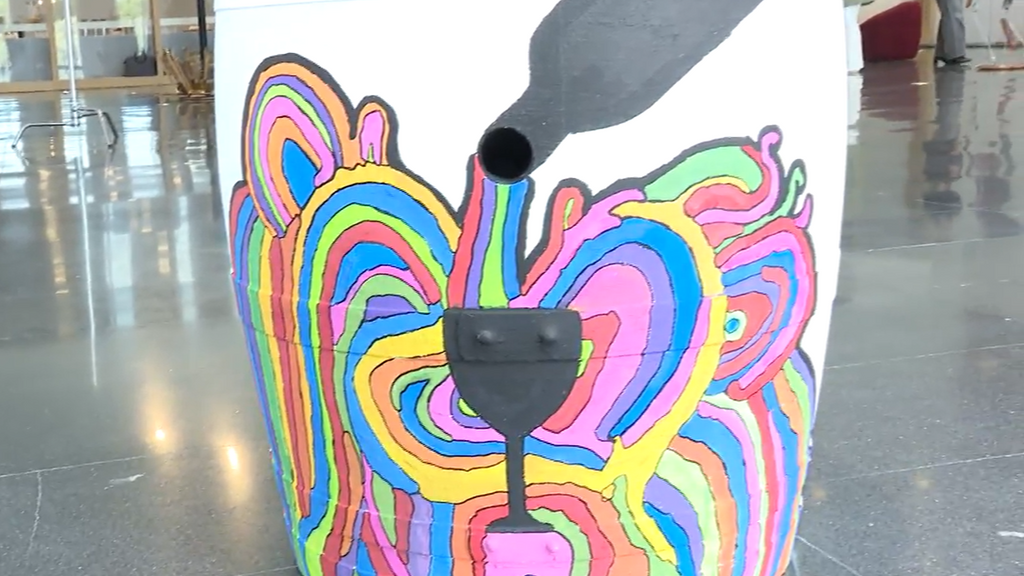 Estudiantes convierten las barricas en obras de arte