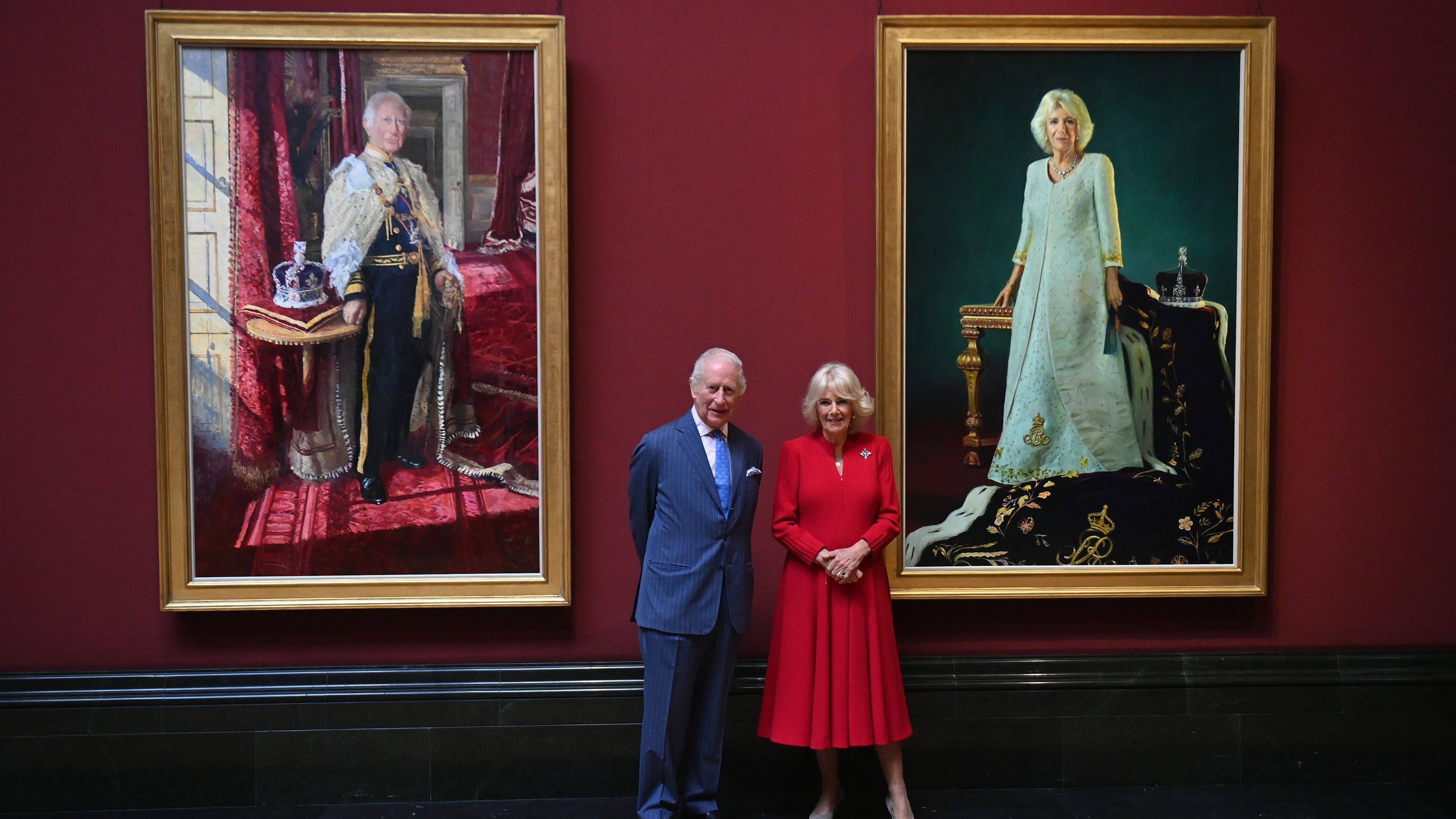 Carlos III y Camilla junto a sus retratos.