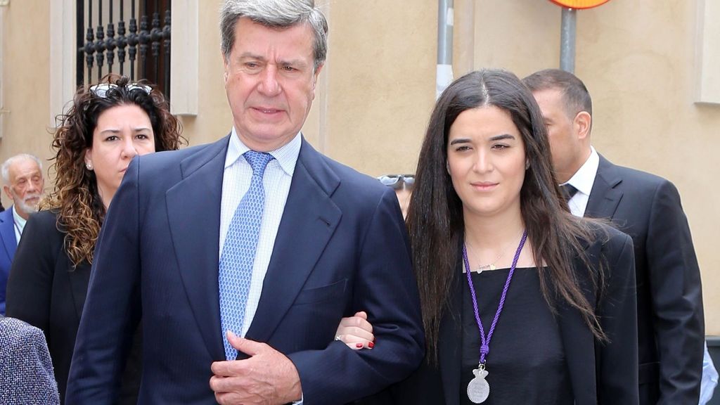 Cayetano Martínez de Irujo y Bárbara Mirjan visitan el Cristo de los Gitanos durante la Semana Santa sevillana 2025