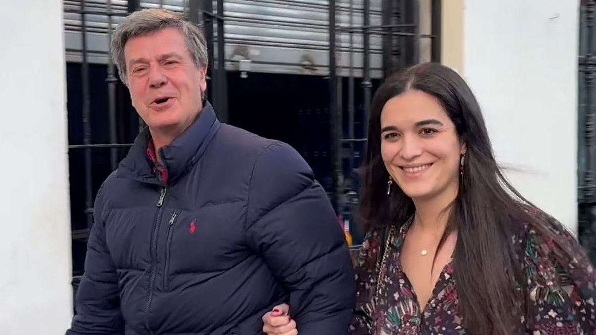 Cayetano Martinez de Irujo y su prometida Bárbara Mirján paseando