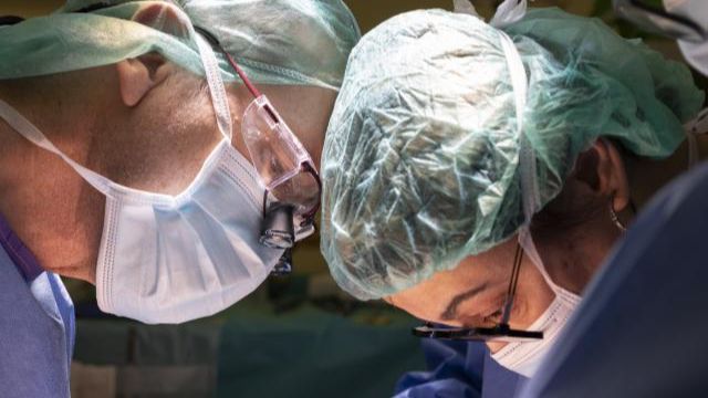 Cirujanos del Hospital de Bellvitge durante una intervención de páncreas