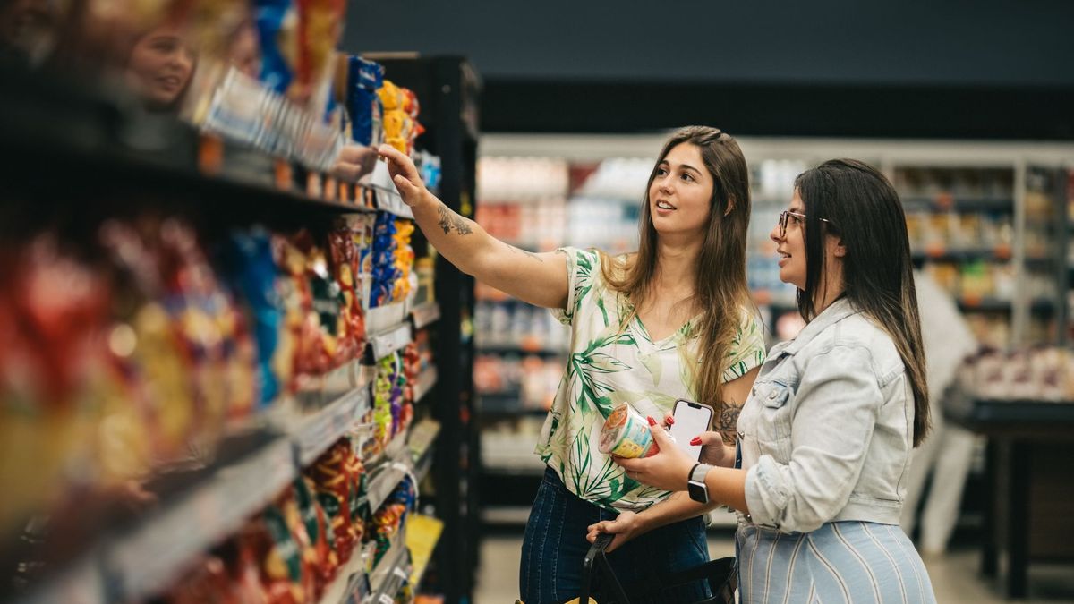 Dos chicas en un supermercado Dos chicas en un supermercado