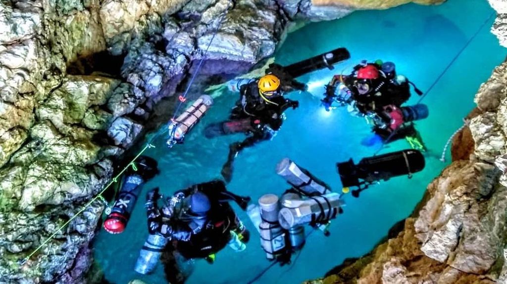 El equipo al completo, antes de una inmersión en la Cueva del Moraig