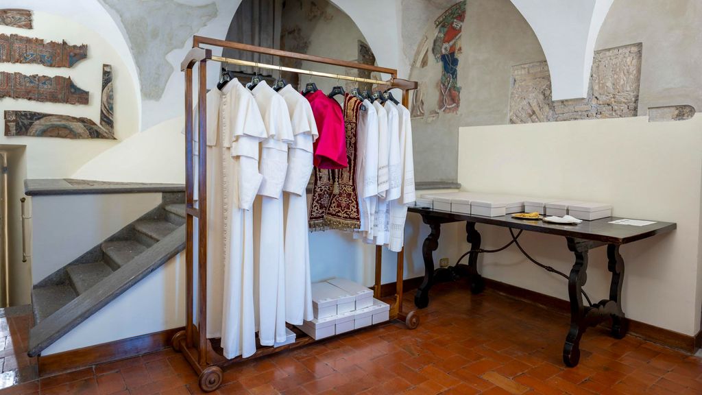 El Vaticano cuida hasta el último detalle del cónclave, incluido la vestimenta con la que veremos por primera vez al nuevo papa