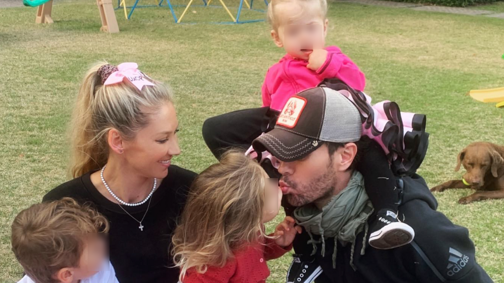 Enrique Iglesias con sus hijos