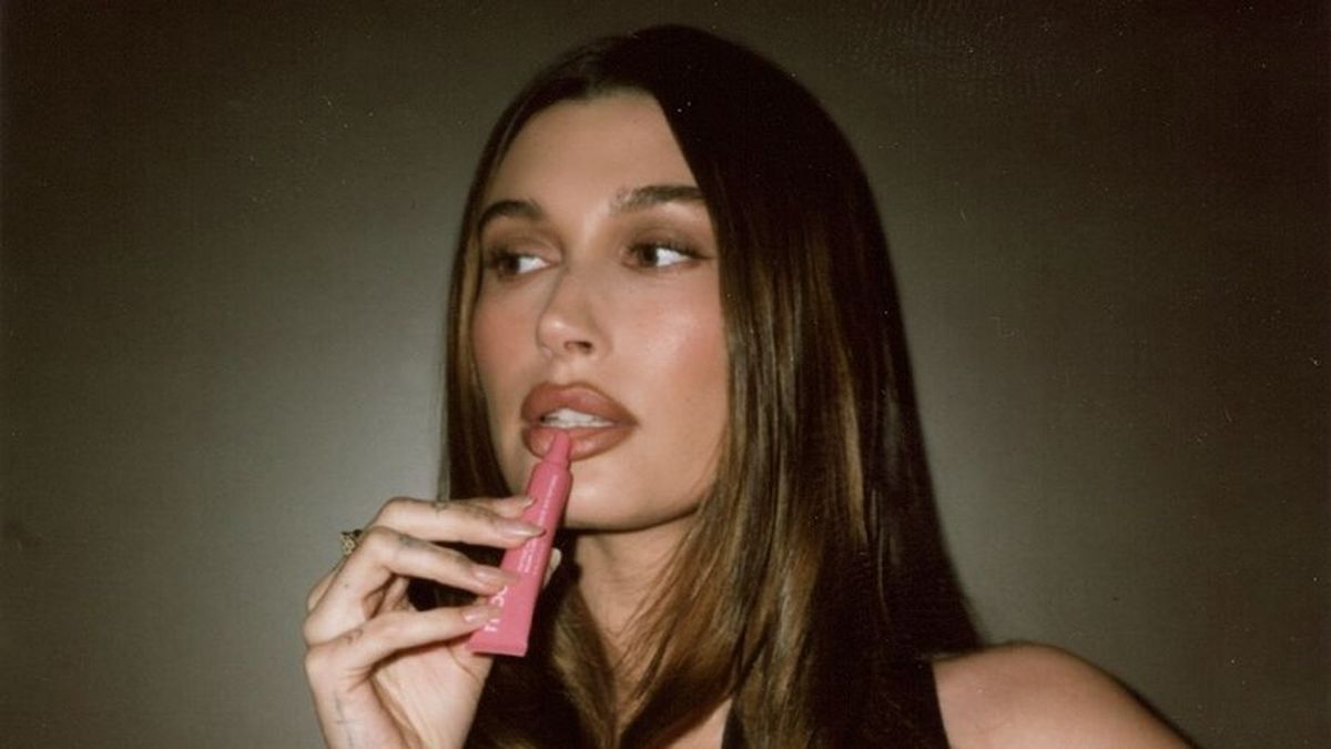 Hailey Bieber con el Peptide lip tint, de Rhode
