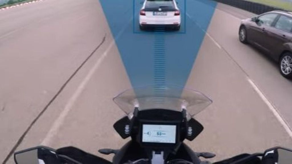 Los motoristas esperan por los sistemas avanzados de seguridad que no llegan de serie