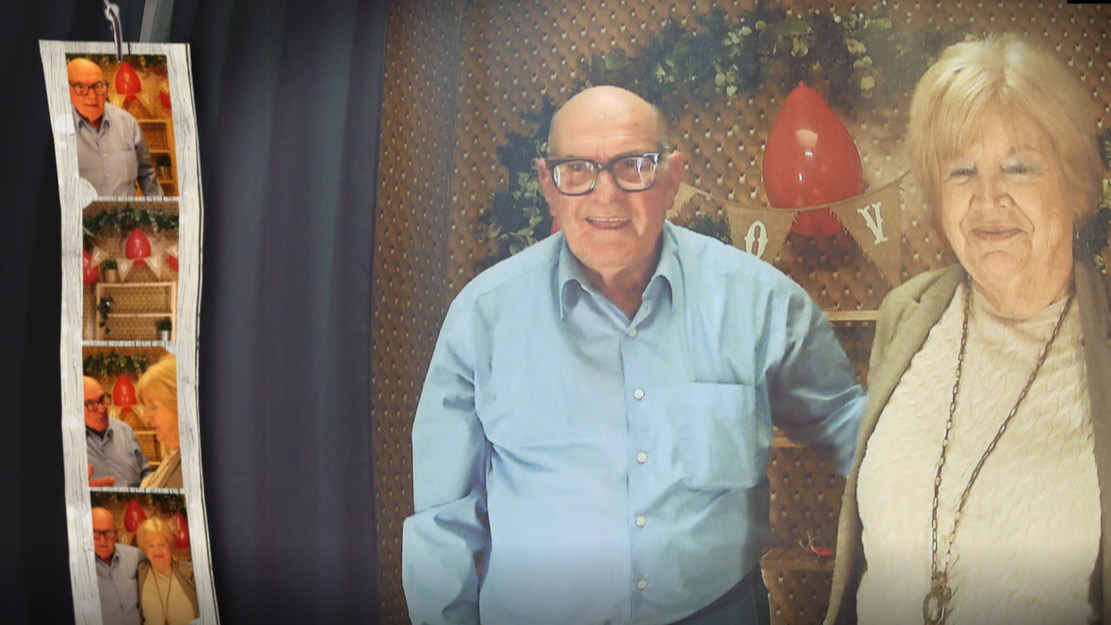 Los solteros disfrutan de un rato divertido en el fotomatón de 'First Dates'