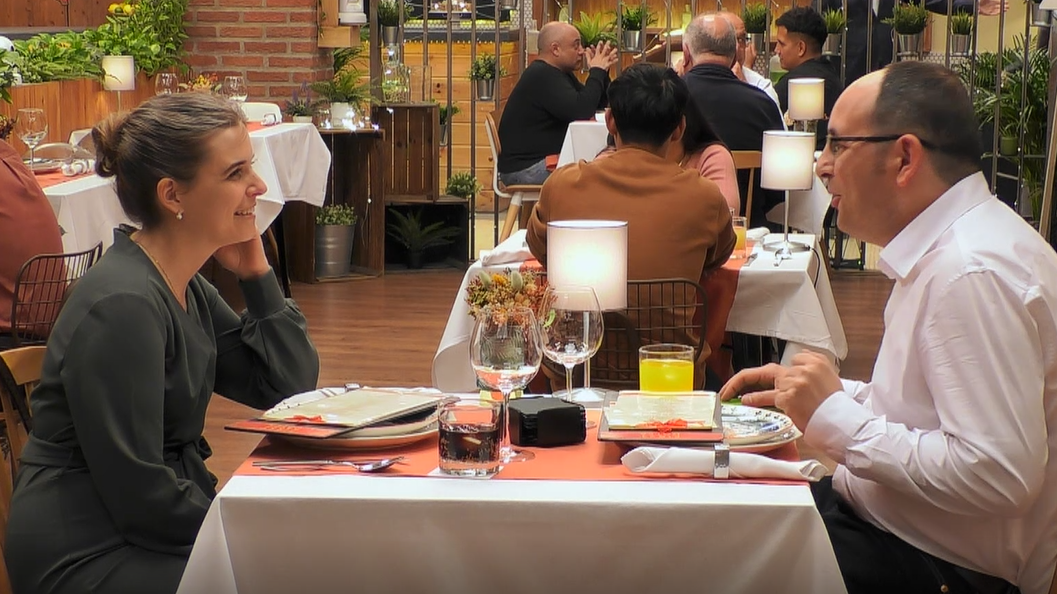 Los solteros durante un momento divertido de su cita en 'First Dates'