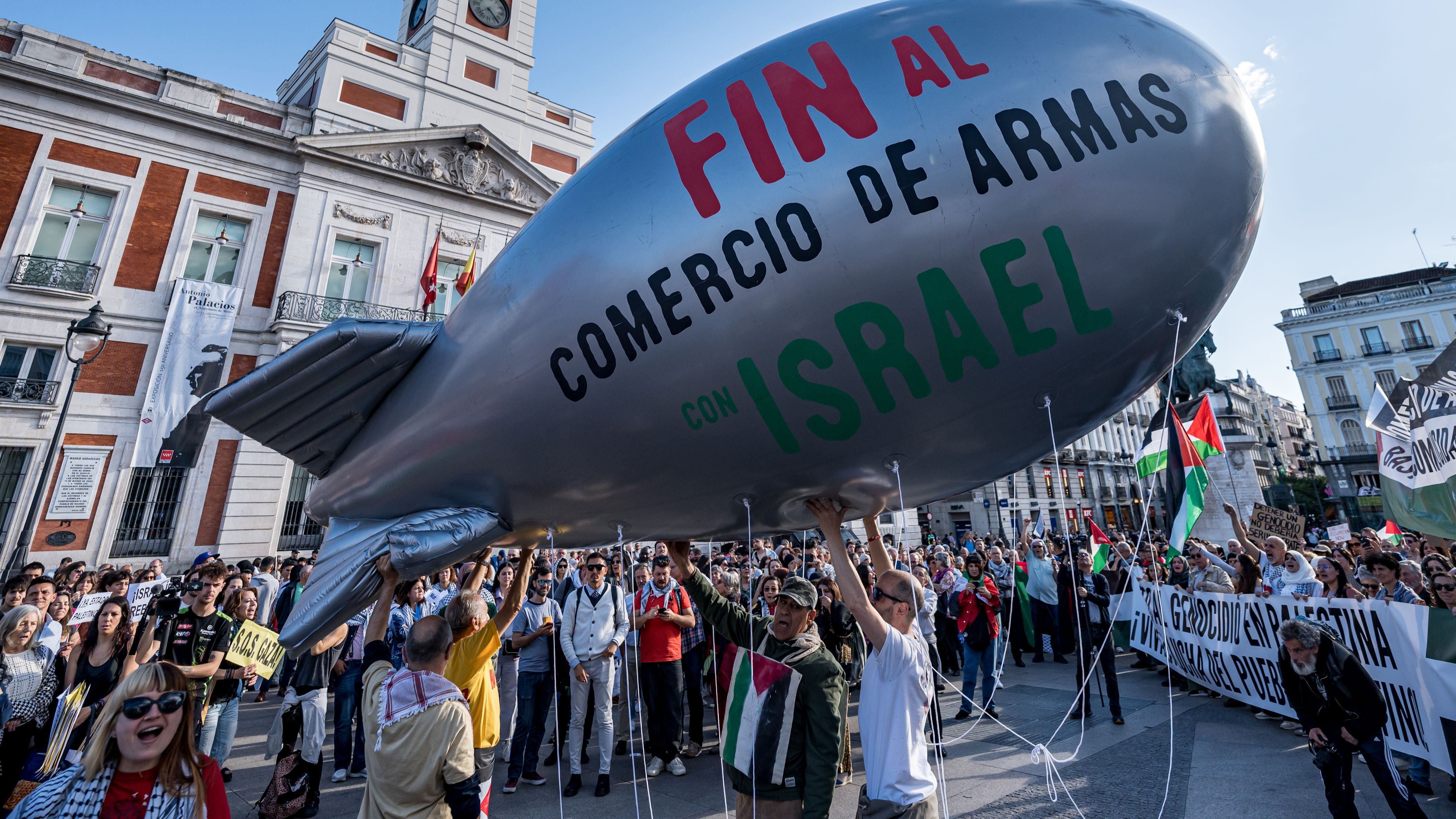 Manifestantes contrarios al comercio armamentístico con Israel en plena agresión contra la Franja de Gaza en Madrid Manifestantes contrarios al comercio armamentístico con Israel en plena agresión contra la Franja de Gaza en Madrid