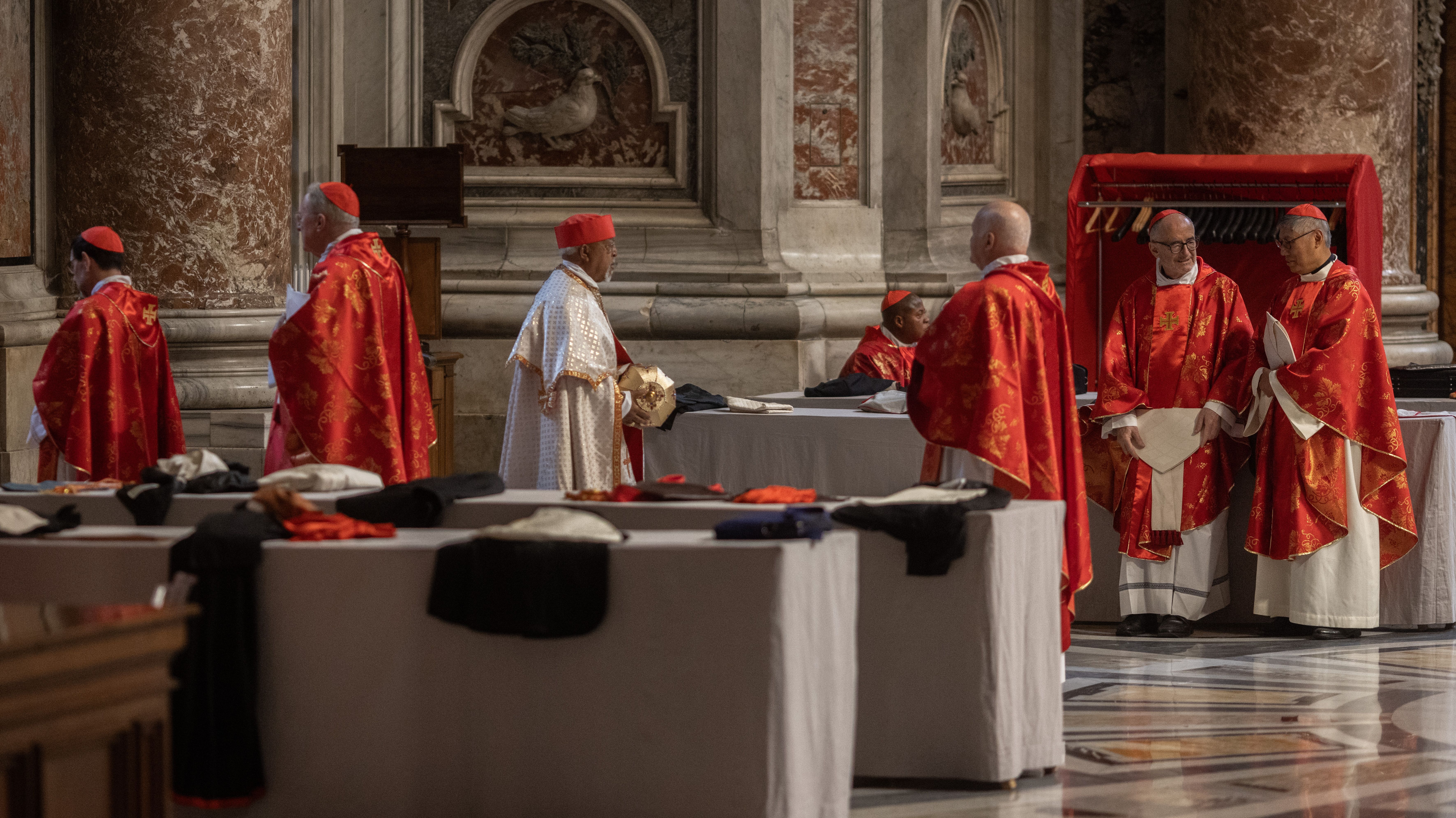 Pugna interna entre los cardenales en el Vaticano: facciones enfrentadas en el cónclave más numeroso y heterogéneo