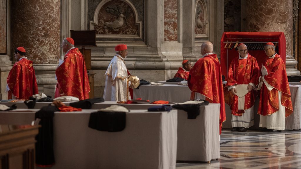 Pugna interna entre los cardenales en el Vaticano: facciones enfrentadas en el cónclave más numeroso y heterogéneo