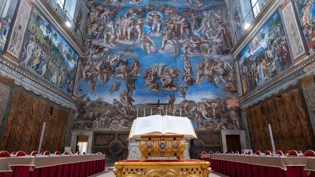Todo preparado en la Capilla Sixtina, donde los cardenales votan al nuevo papa