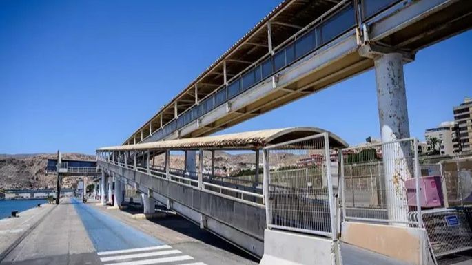 Una pasarela de pasajeros en el Puerto de Almería