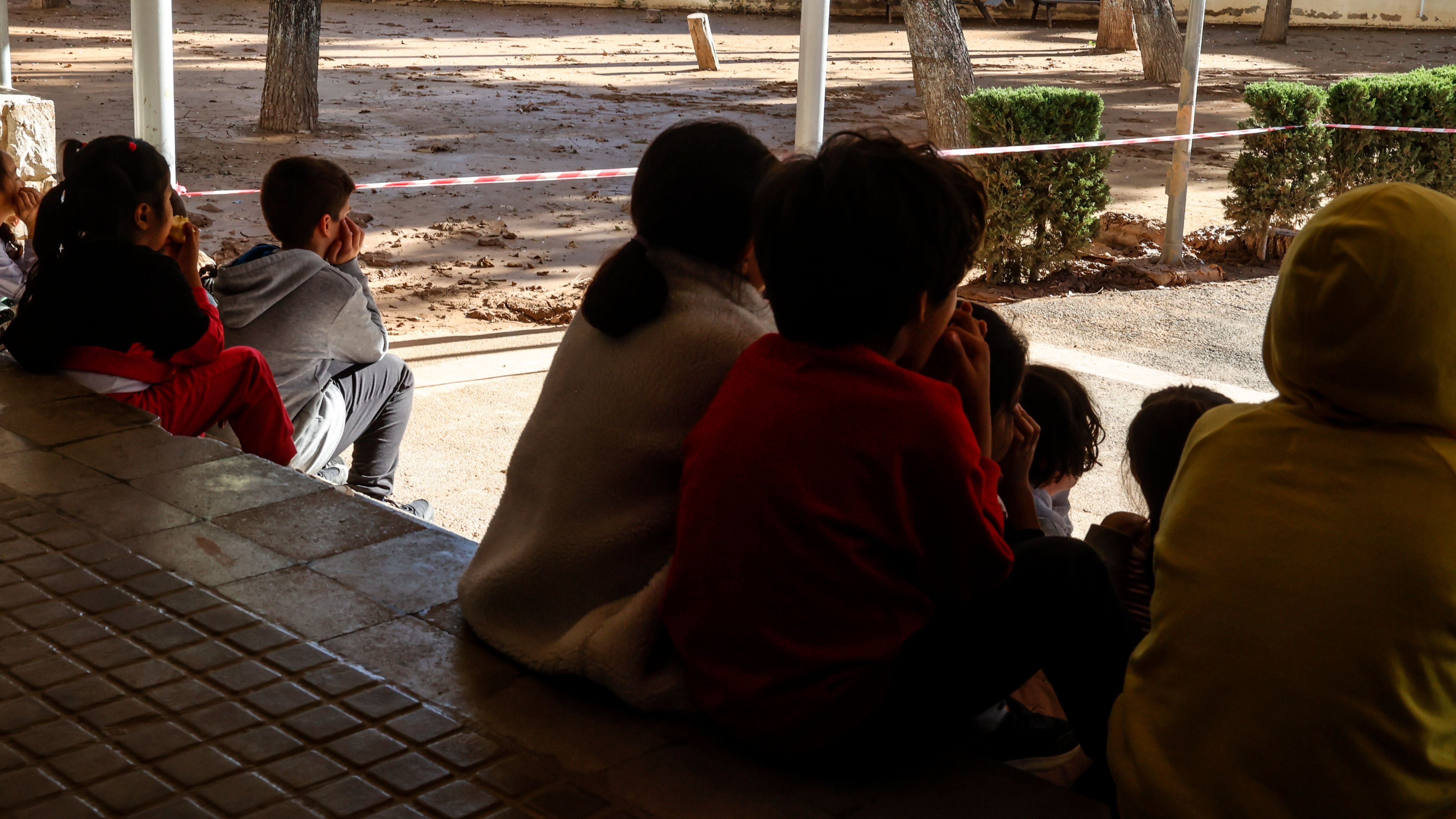 Varios niños y niñas en el patio de un colegio