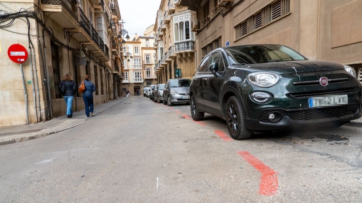 Vehículos estacionados en una calle de Cartagena, Murcia
