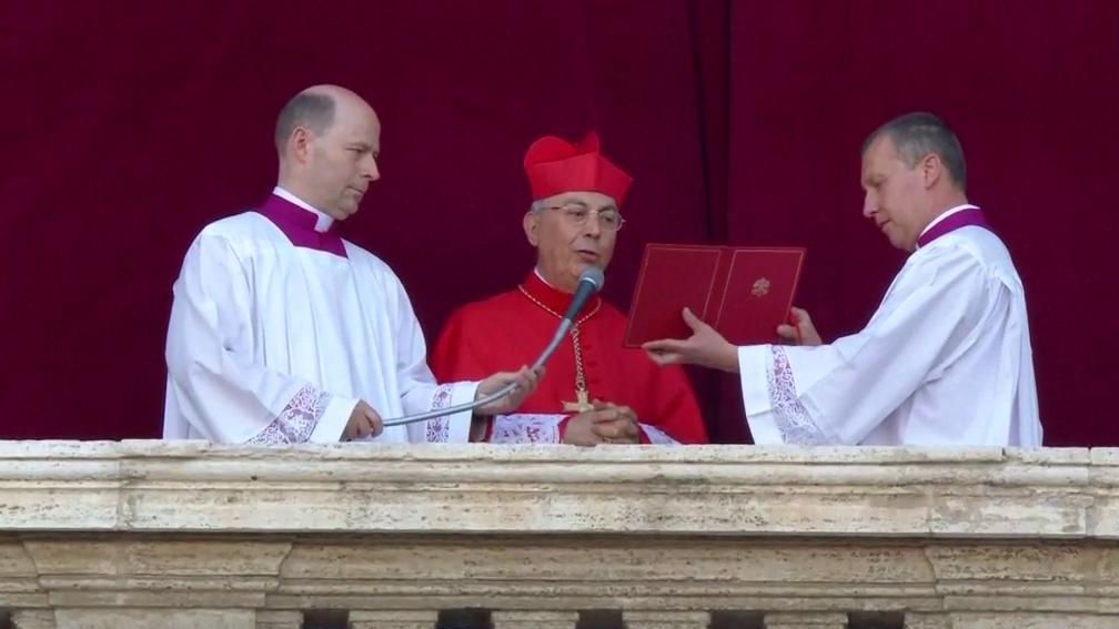 El momento en el que anuncian en la plaza de San Pedro que León XIV