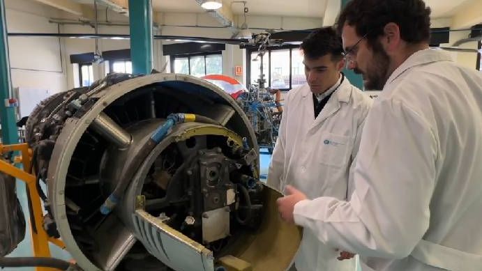 Arnau Miró, investigador del grupo TUAREG, y Santi Vilarroya, de Vueling, en el laboratorio de ESEIAAT