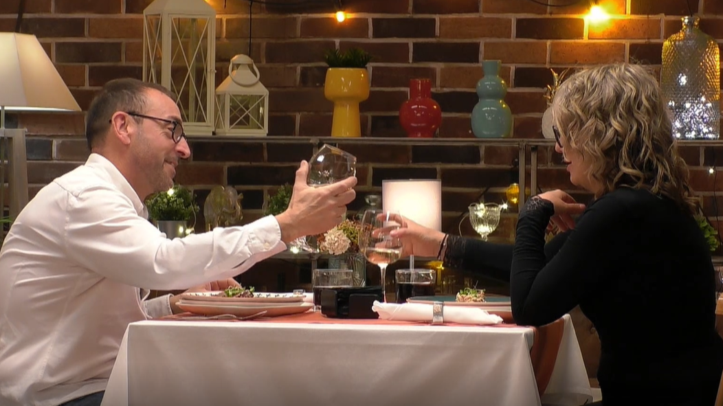 Sonia y David brindan durante su cita