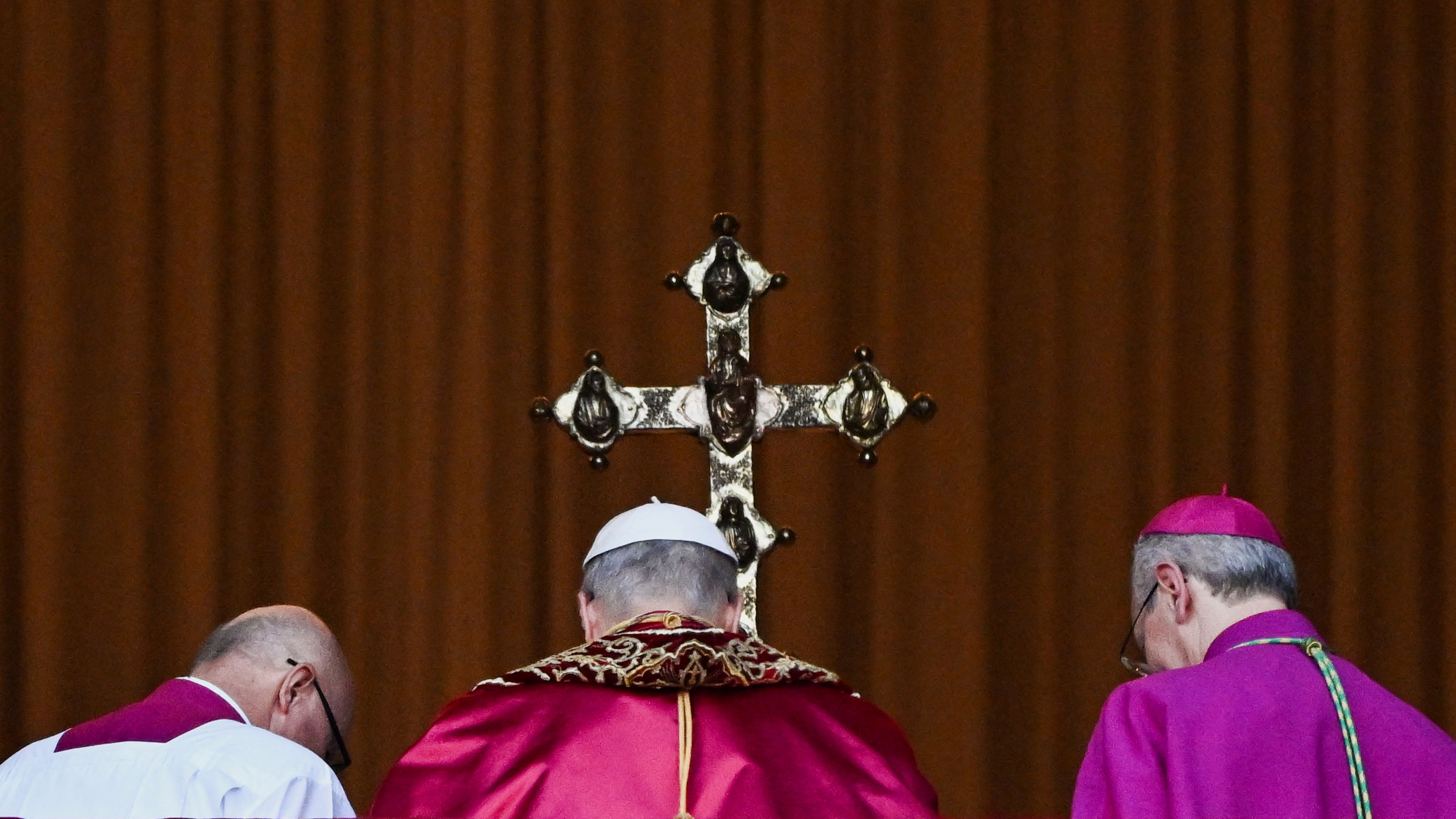 El momento en el que León XIV se marcha del balcón
