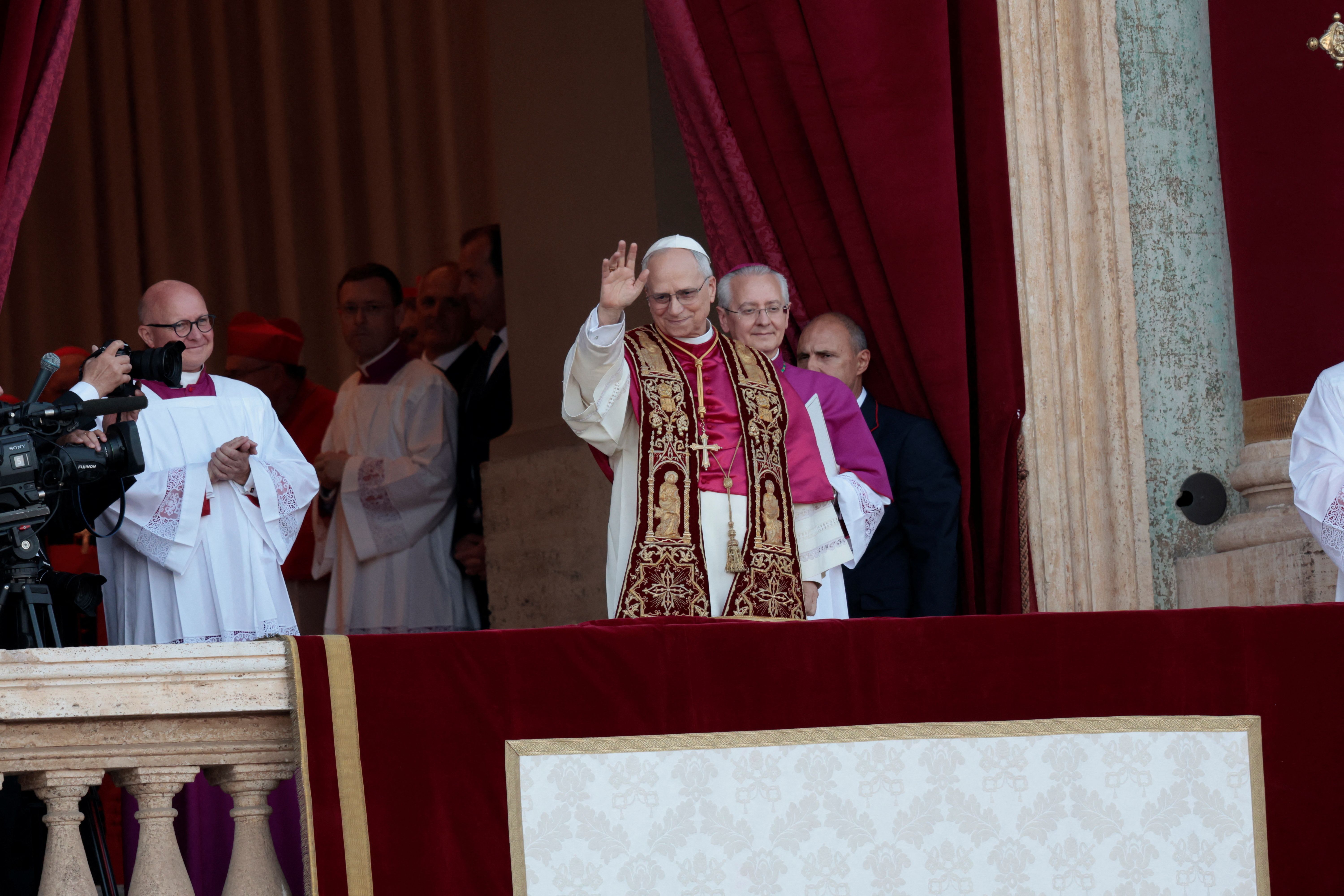 El nuevo papa Robert Prevost se presenta al mundo como León XIV desde el balcón de San Pedro del Vaticano