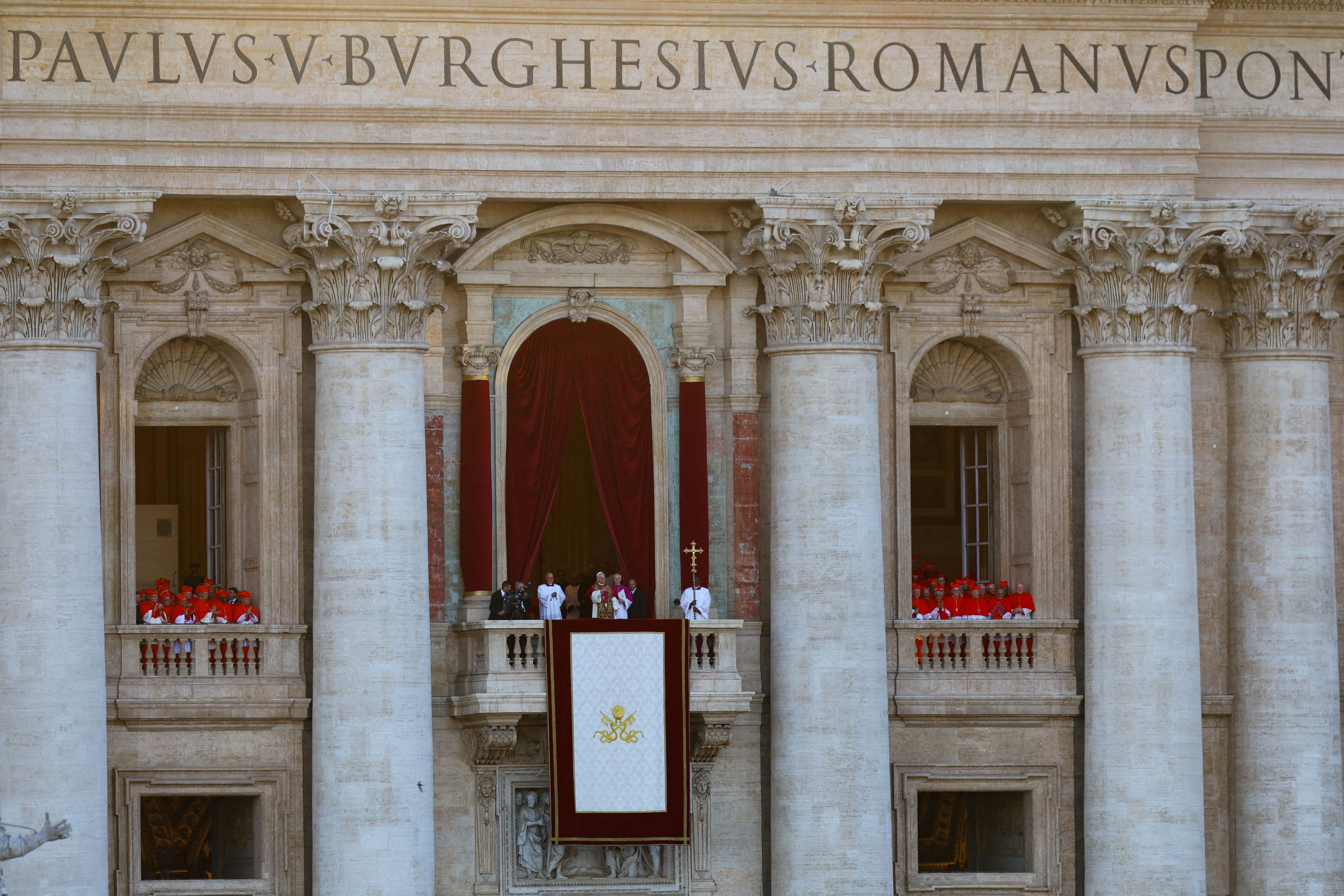 El nuevo papa Robert Prevost se presenta al mundo como León XIV desde el balcón de San Pedro del Vaticano