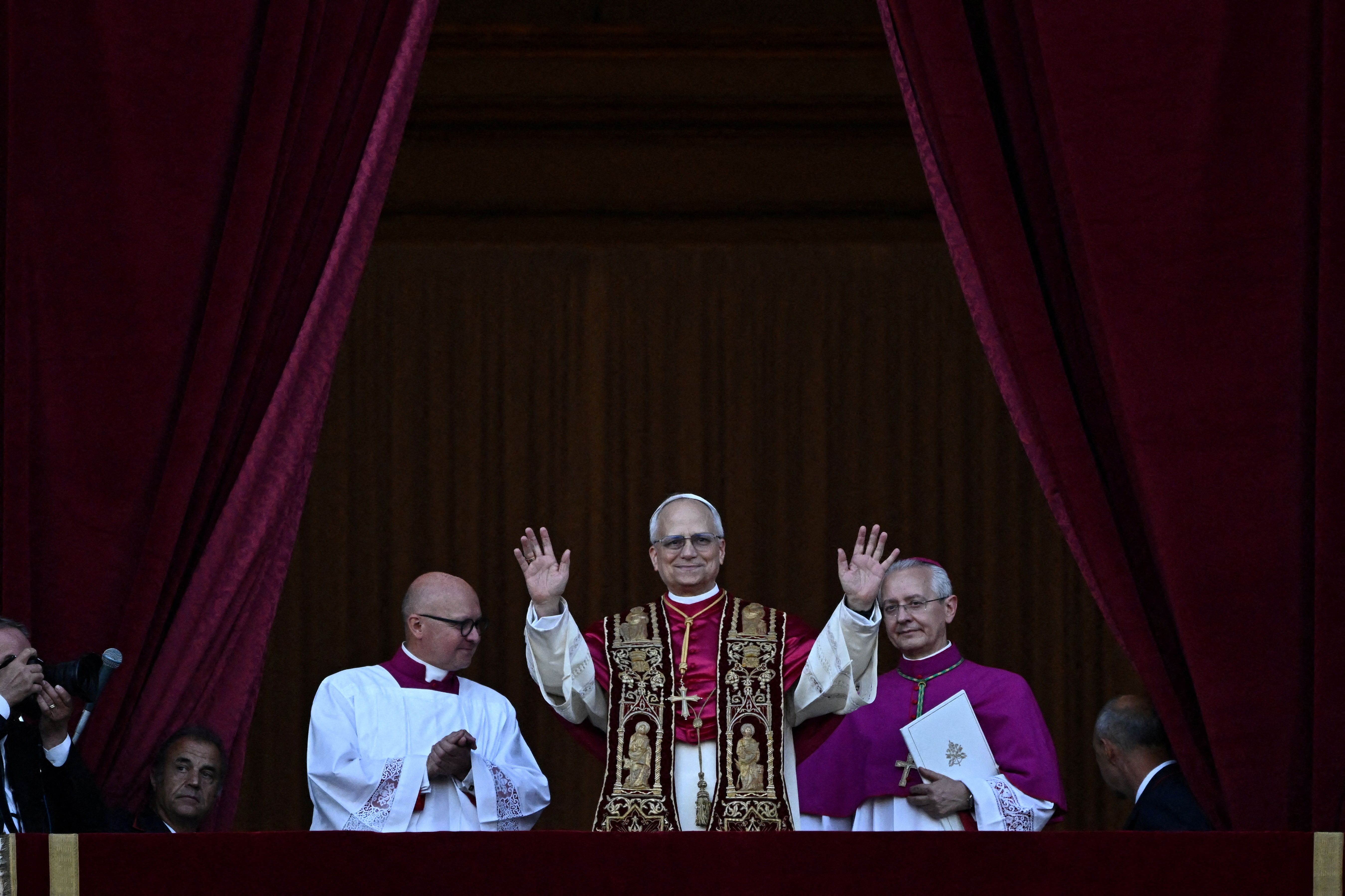El nuevo papa Robert Prevost se presenta al mundo como León XIV desde el balcón de San Pedro del Vaticano