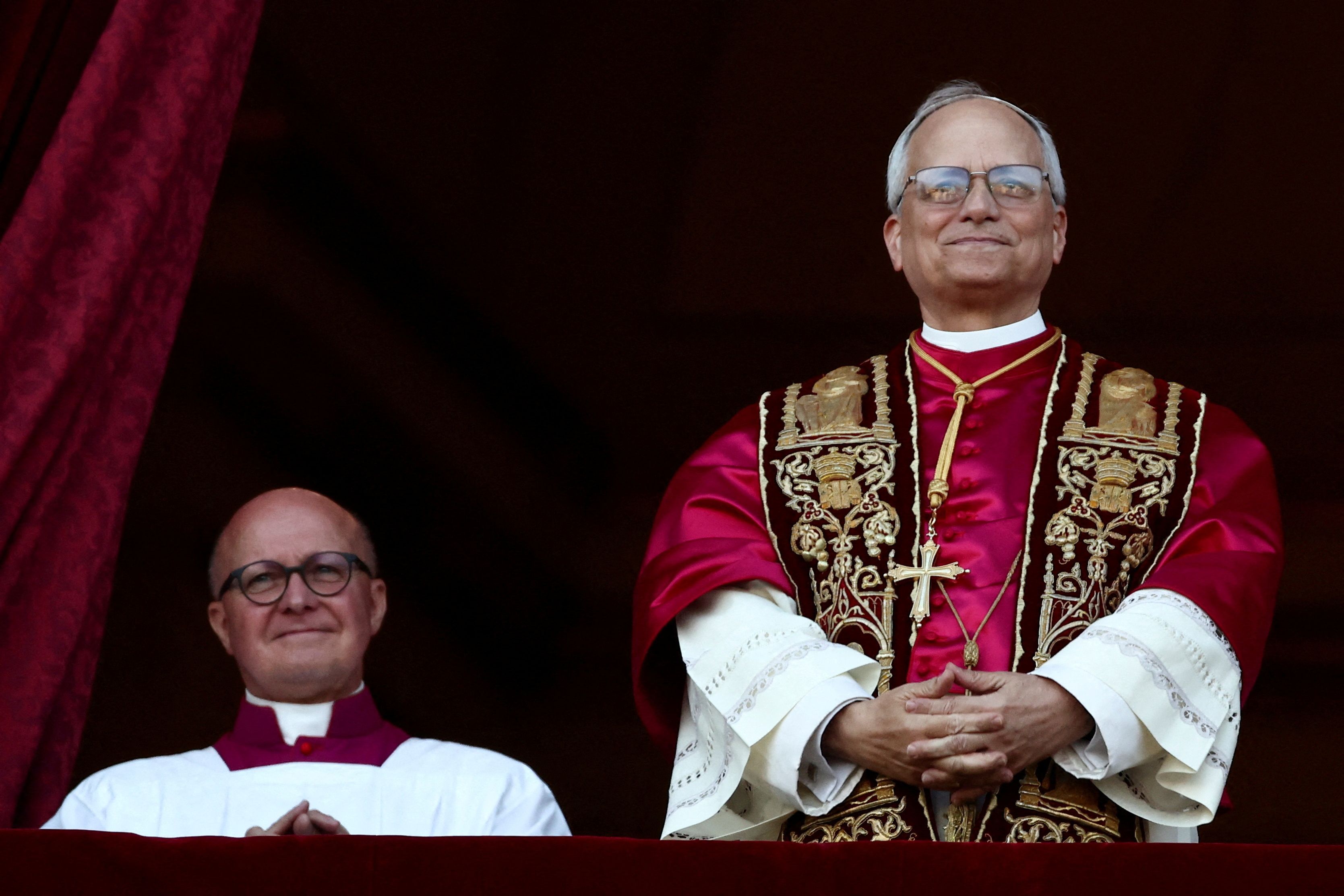 El nuevo papa Robert Prevost se presenta al mundo como León XIV desde el balcón de San Pedro del Vaticano