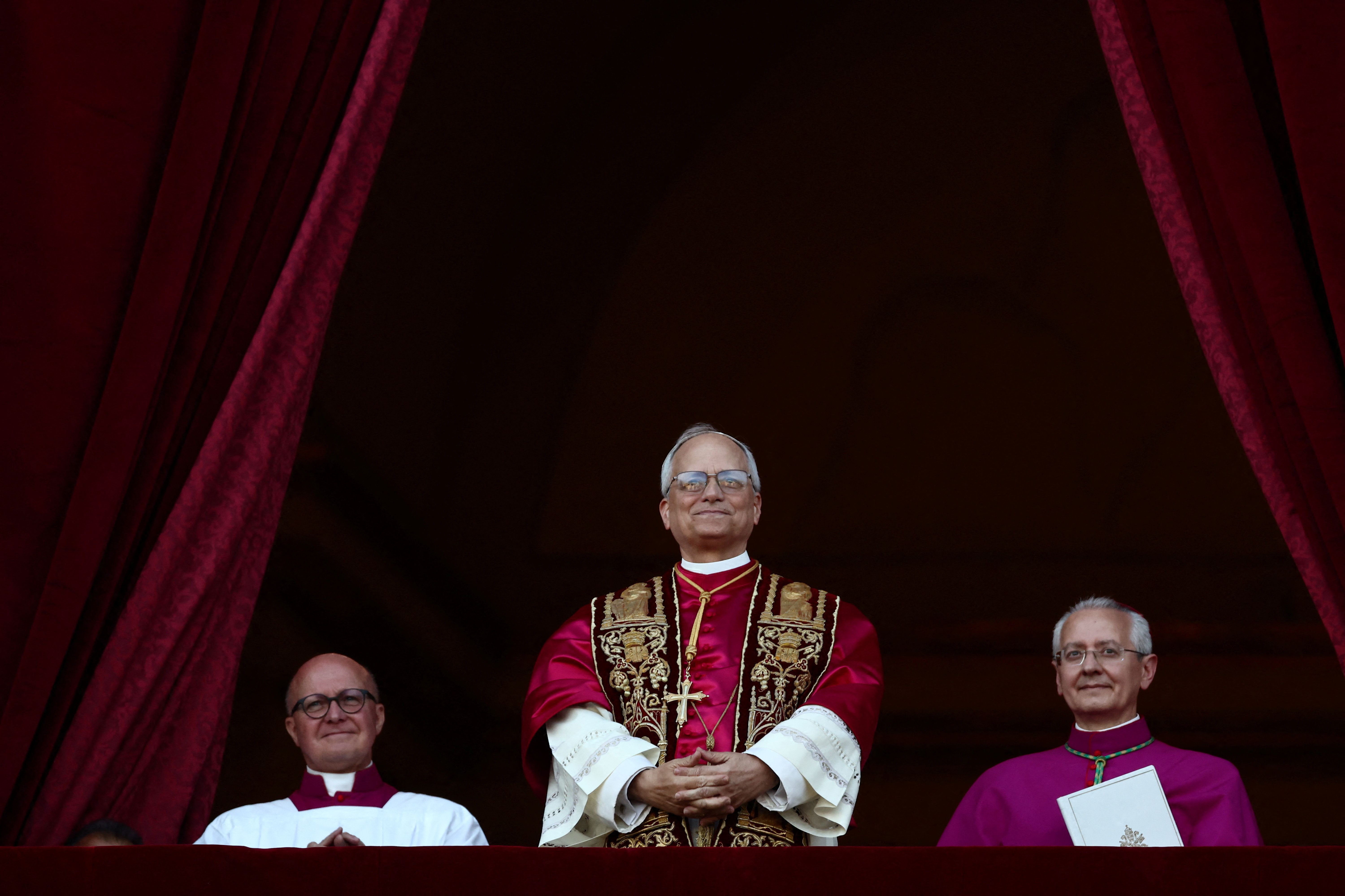El nuevo papa Robert Prevost se presenta al mundo como León XIV desde el balcón de San Pedro del Vaticano
