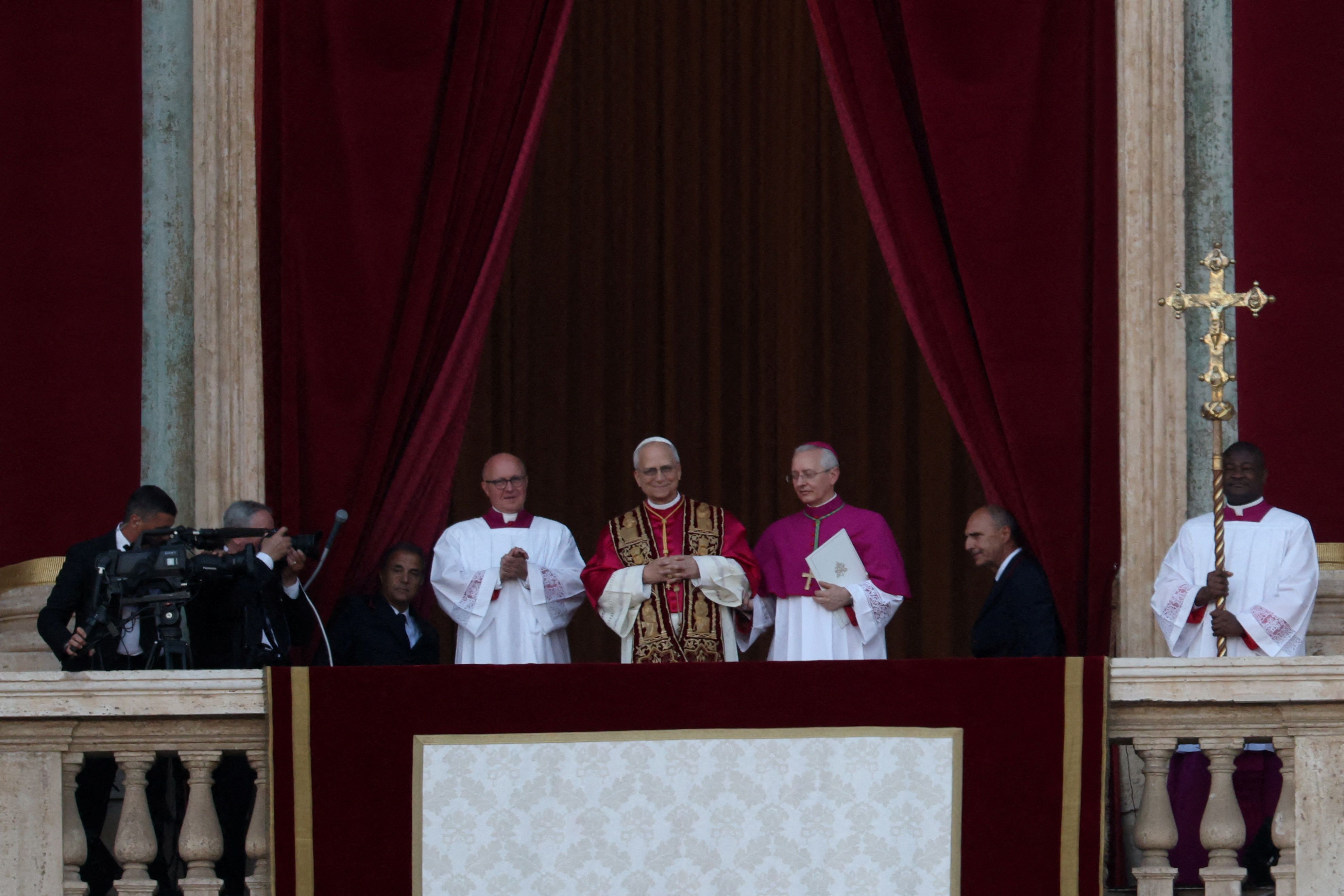 El nuevo papa Robert Prevost se presenta al mundo como León XIV desde el balcón de San Pedro del Vaticano