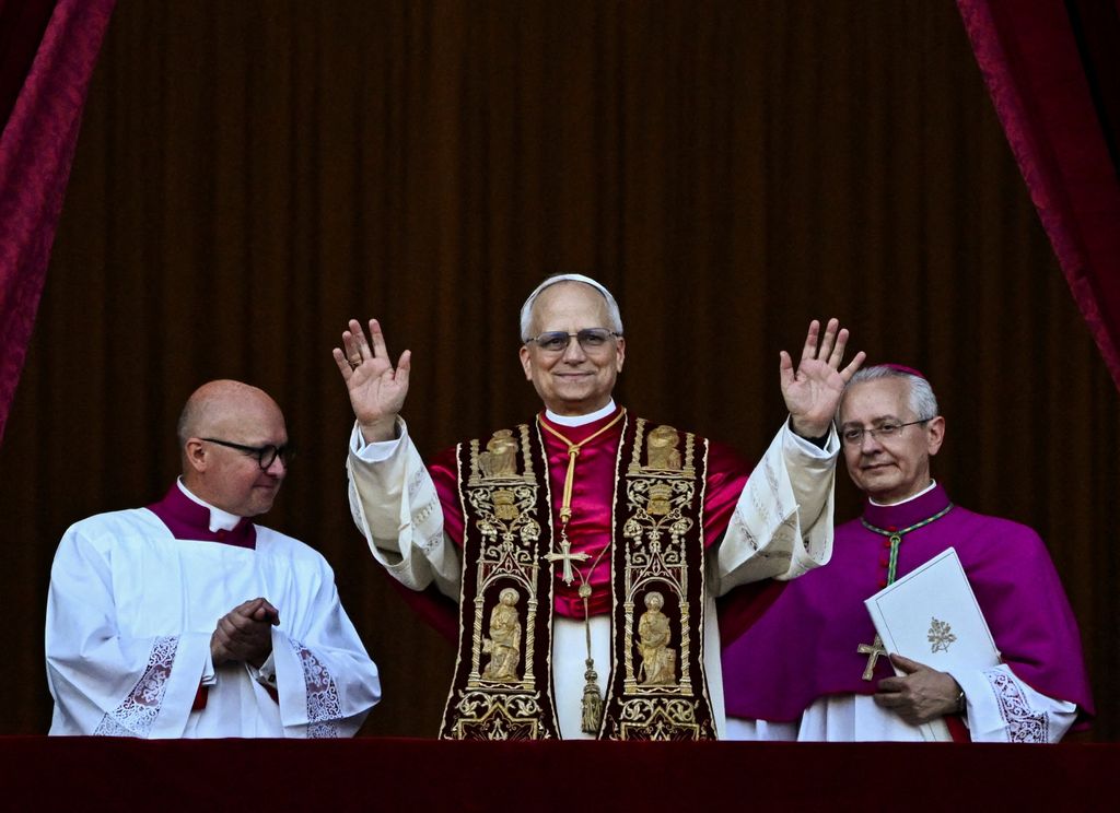 El nuevo papa Robert Prevost se presenta al mundo como León XIV desde el balcón de San Pedro del Vaticano