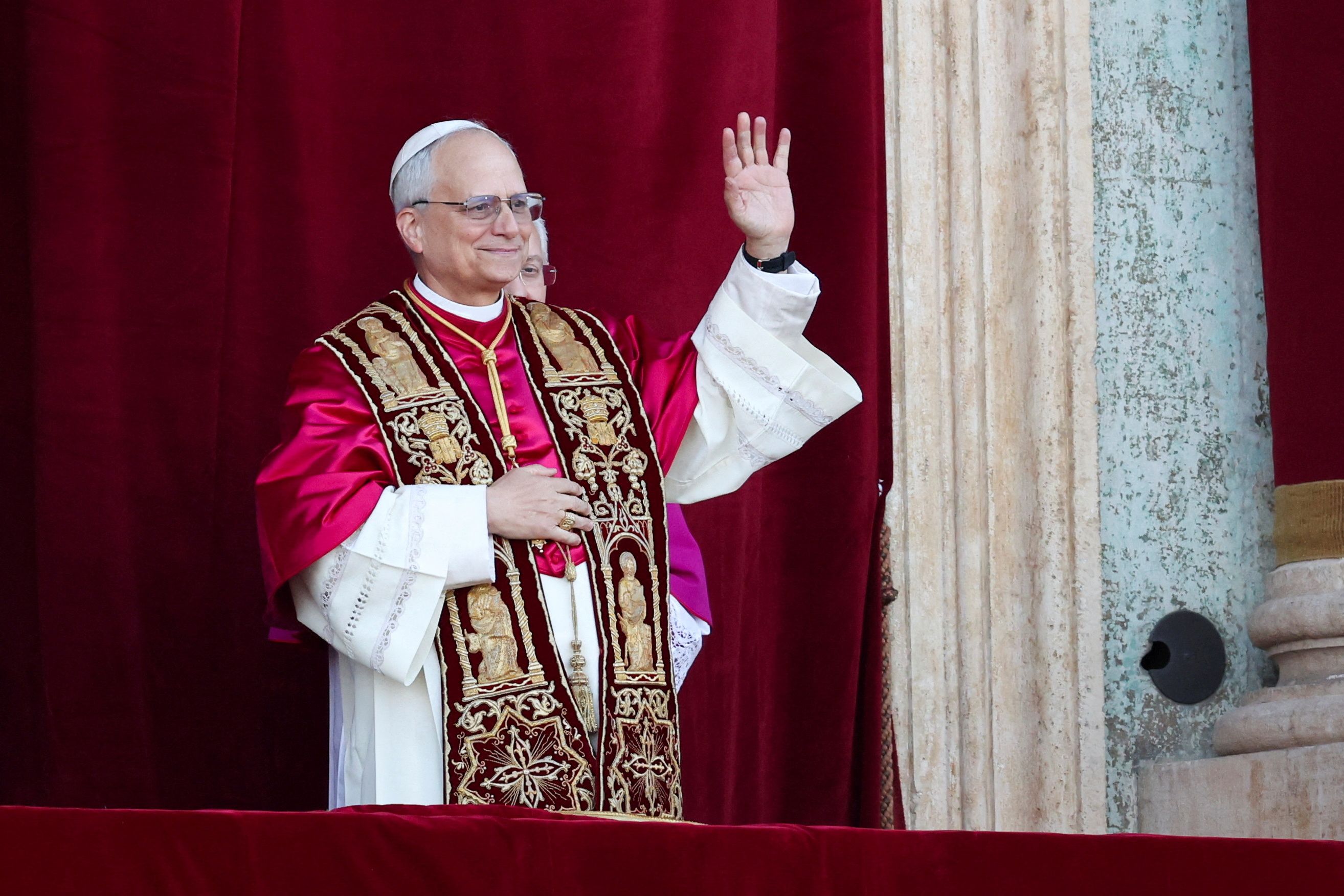 El nuevo papa Robert Prevost se presenta al mundo como León XIV desde el balcón de San Pedro del Vaticano