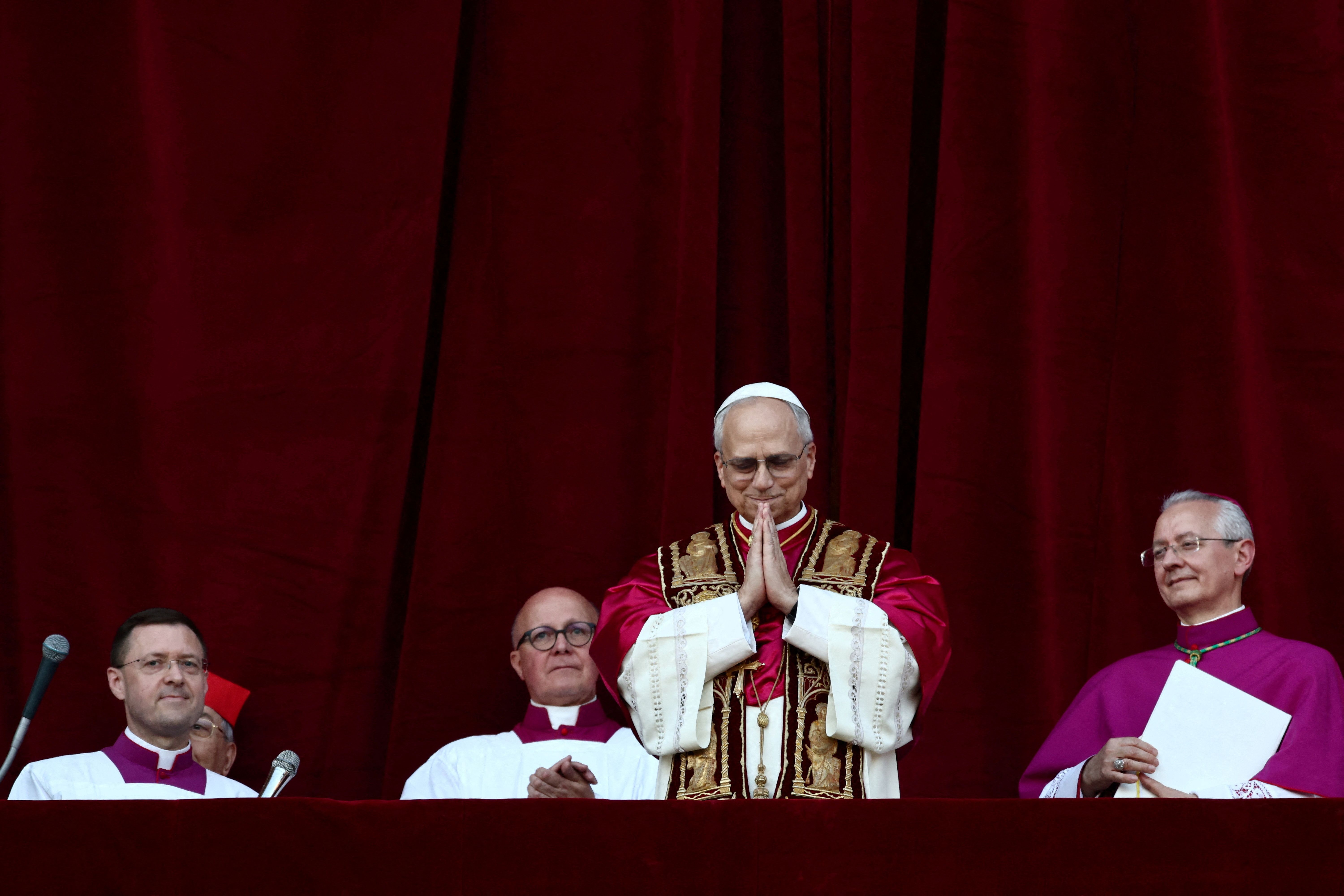 El nuevo papa Robert Prevost se presenta al mundo como León XIV desde el balcón de San Pedro del Vaticano