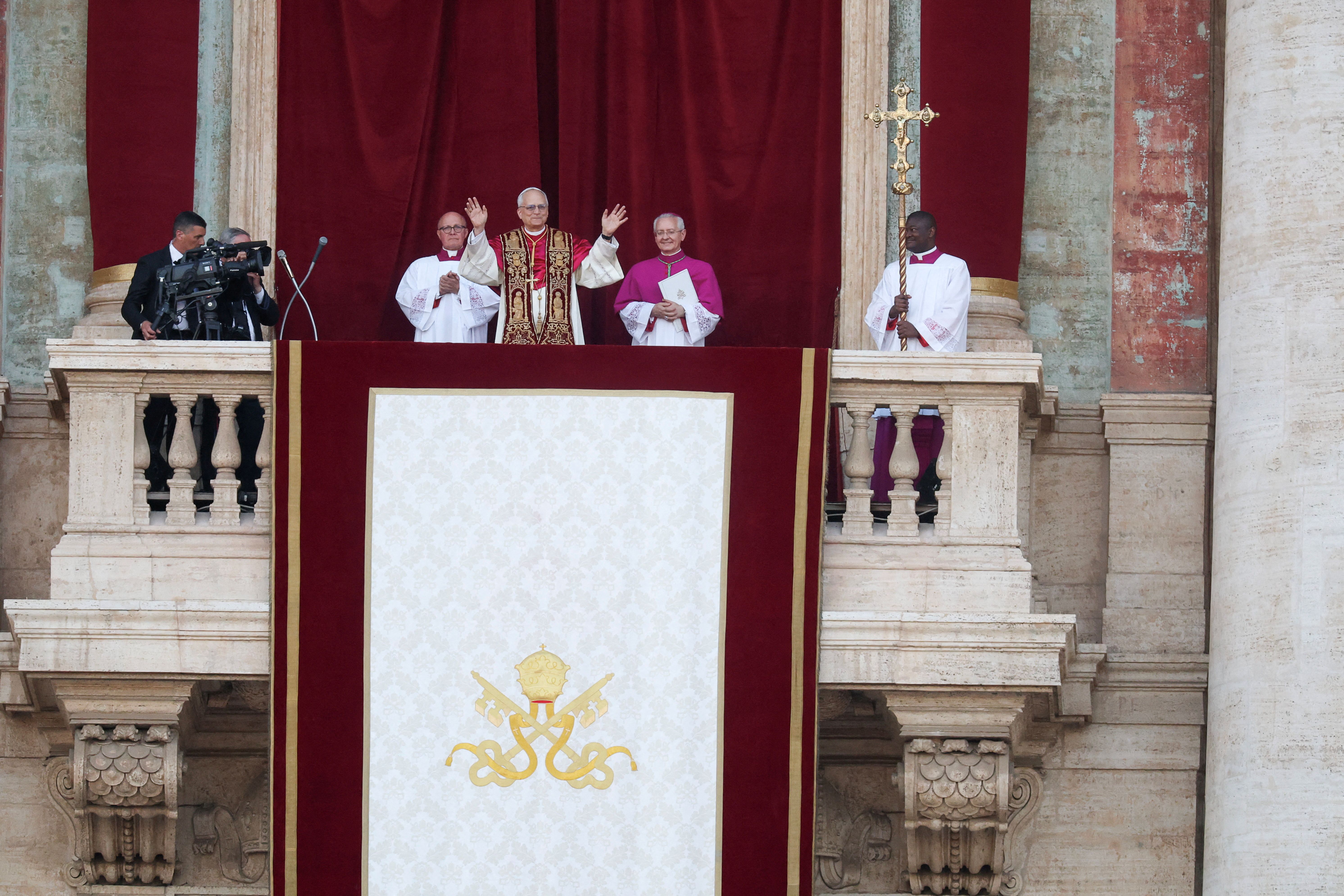 El nuevo papa Robert Prevost se presenta al mundo como León XIV desde el balcón de San Pedro del Vaticano