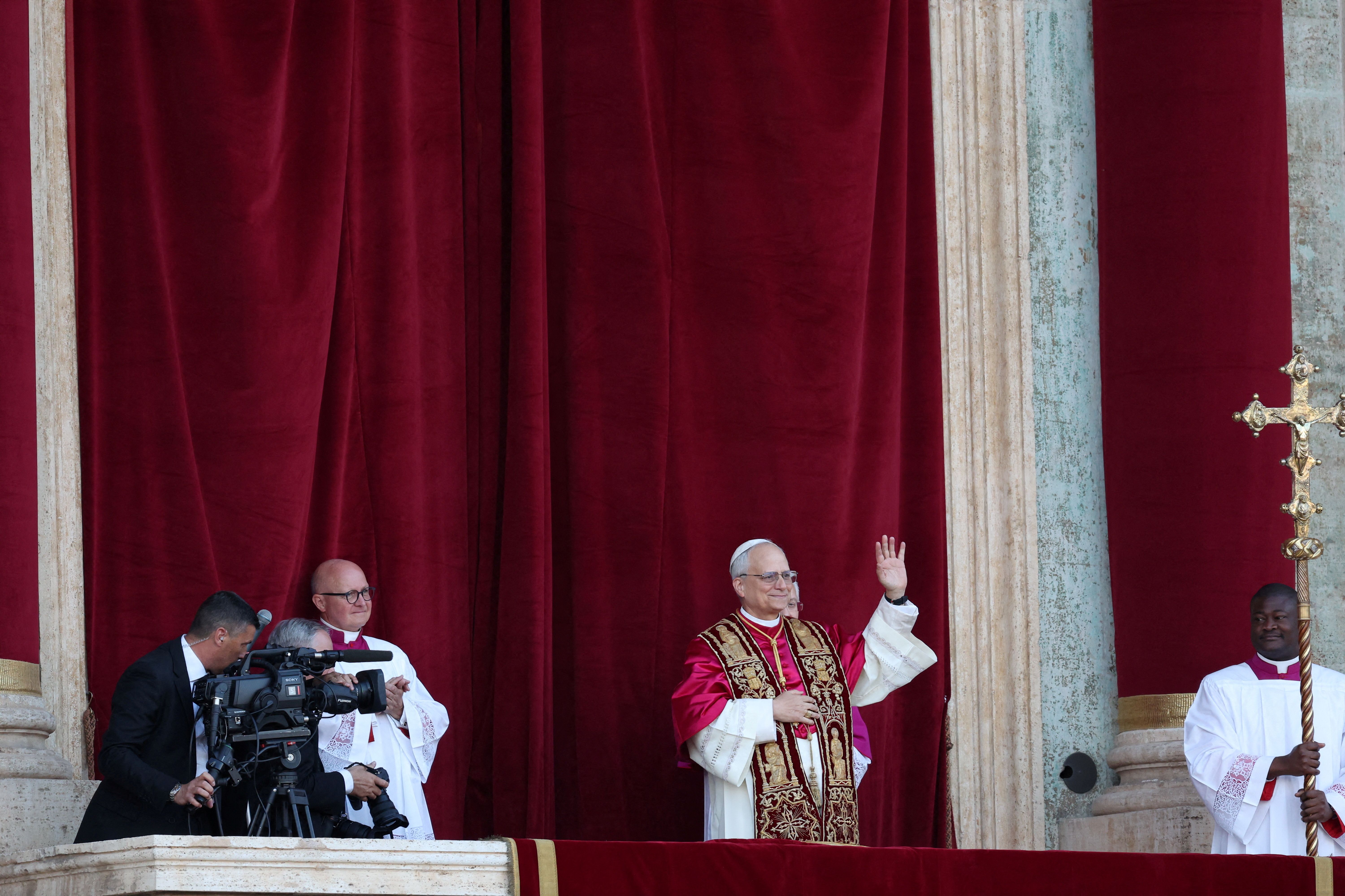 El nuevo papa Robert Prevost se presenta al mundo como León XIV desde el balcón de San Pedro del Vaticano