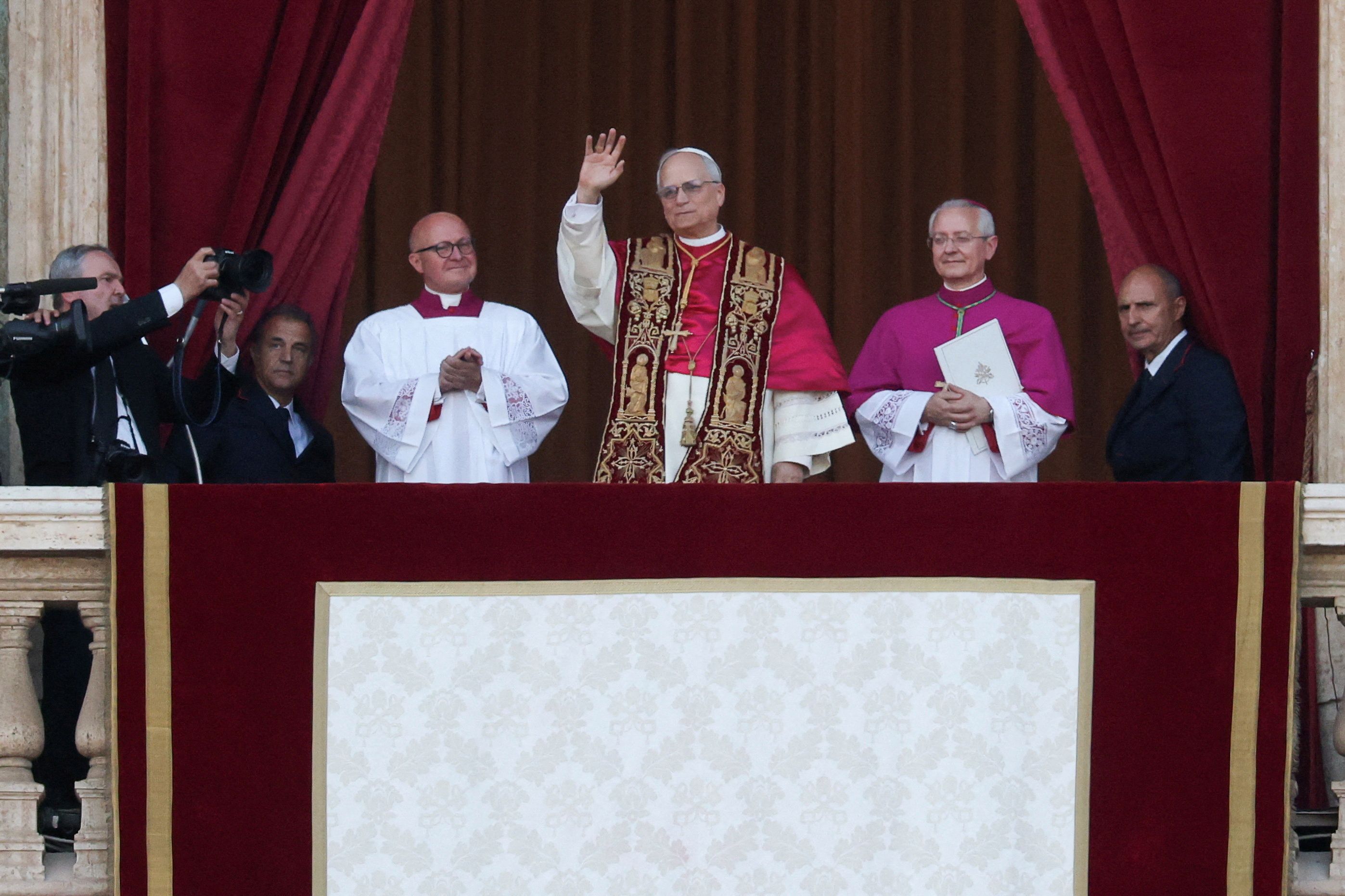 El nuevo papa Robert Prevost se presenta al mundo como León XIV desde el balcón de San Pedro del Vaticano