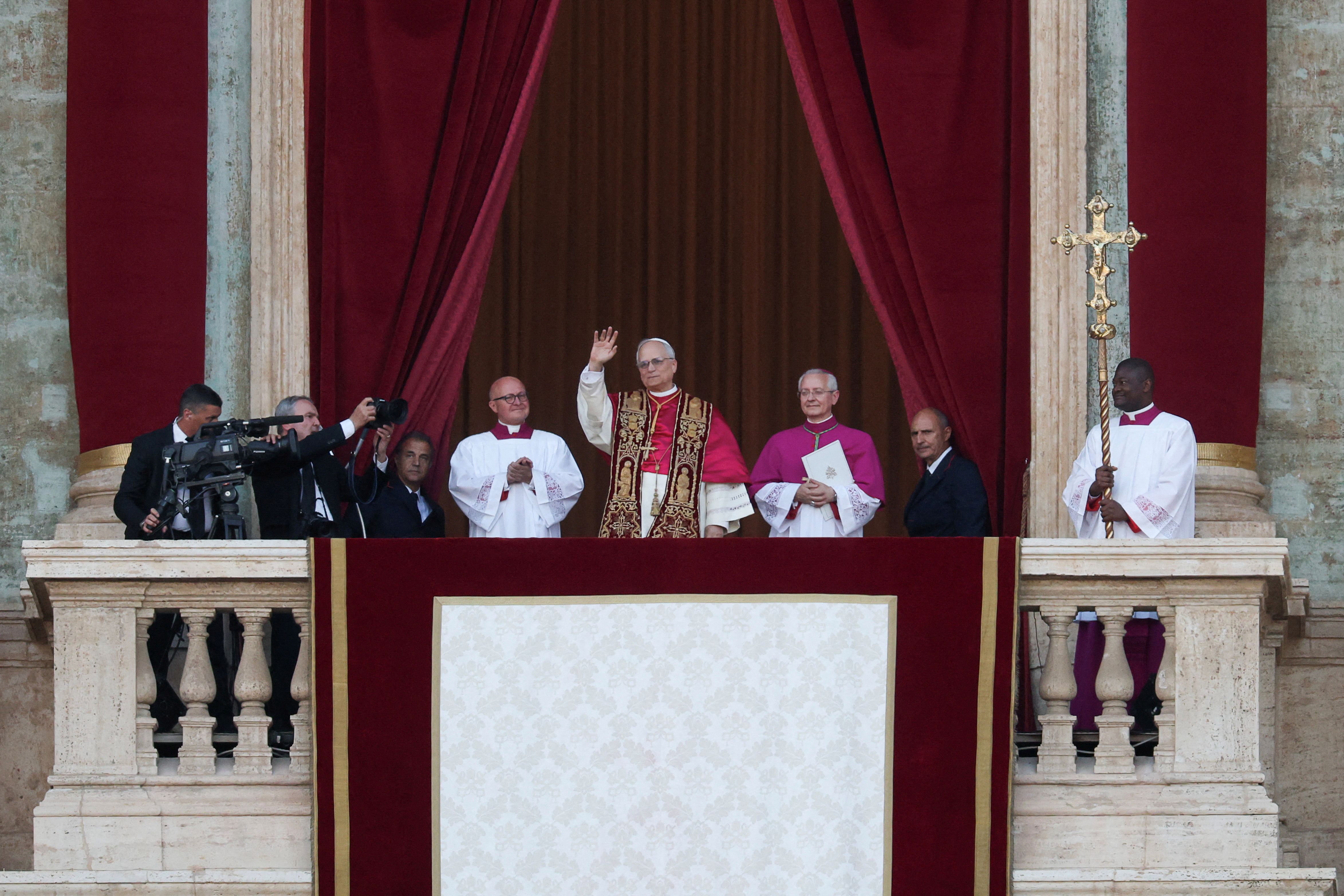 El nuevo papa Robert Prevost se presenta al mundo como León XIV desde el balcón de San Pedro del Vaticano