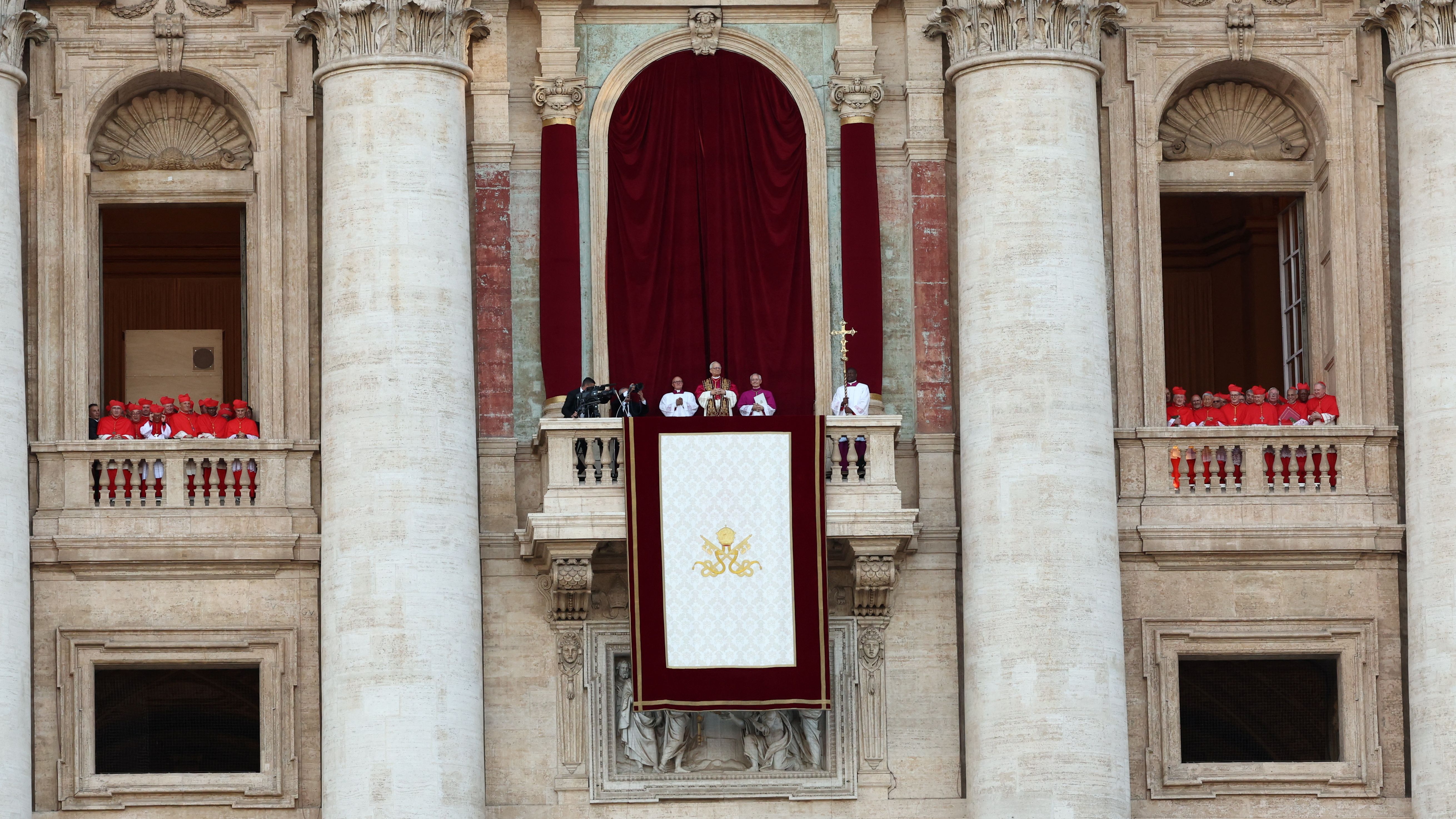 El pontífice junto a todos los cardenales
