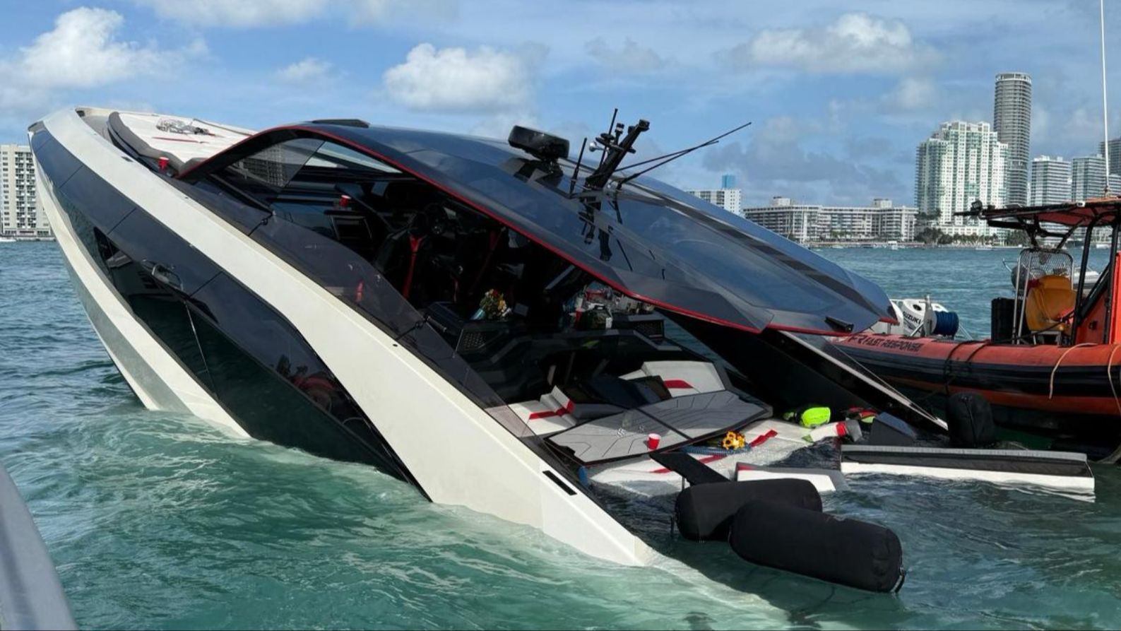 Yate hundido frente a la costa de Miami